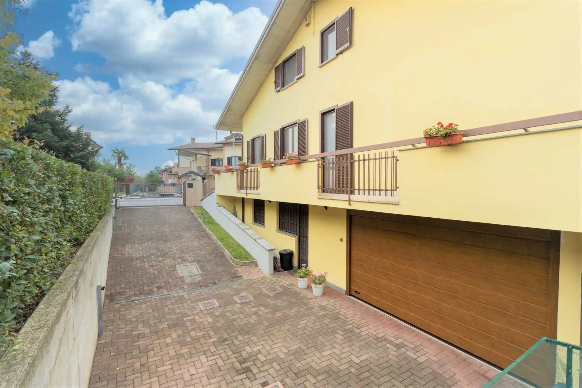 Roncello-vendita-villa-bifamiliare-agenzia-immobiliare-casa&style (1)
