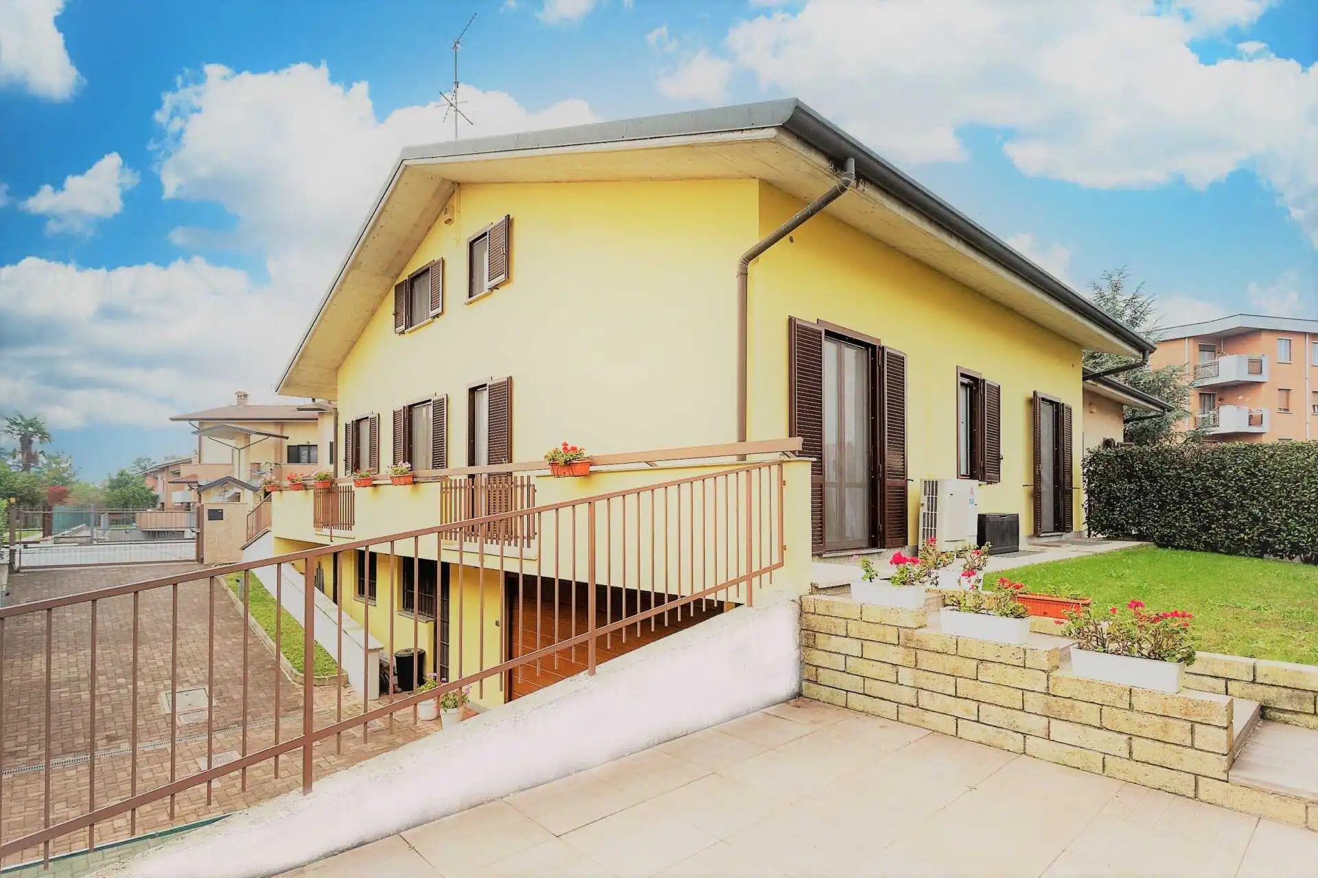 Roncello-vendita-villa-bifamiliare-agenzia-immobiliare-casa&style (54)