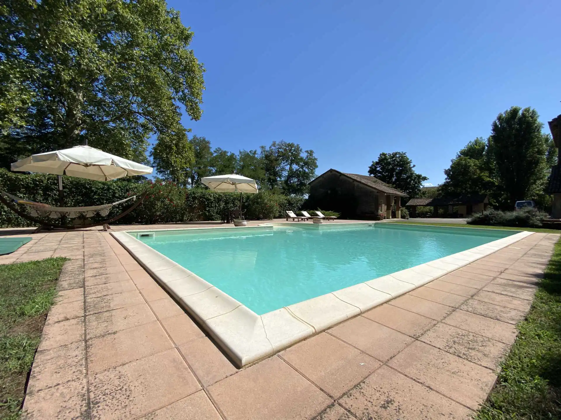 villa-depoca-con-piscina-in-vendita-a-velezzo-lomellina-immobiliare-casaeetyle-piscina-interrata (2)