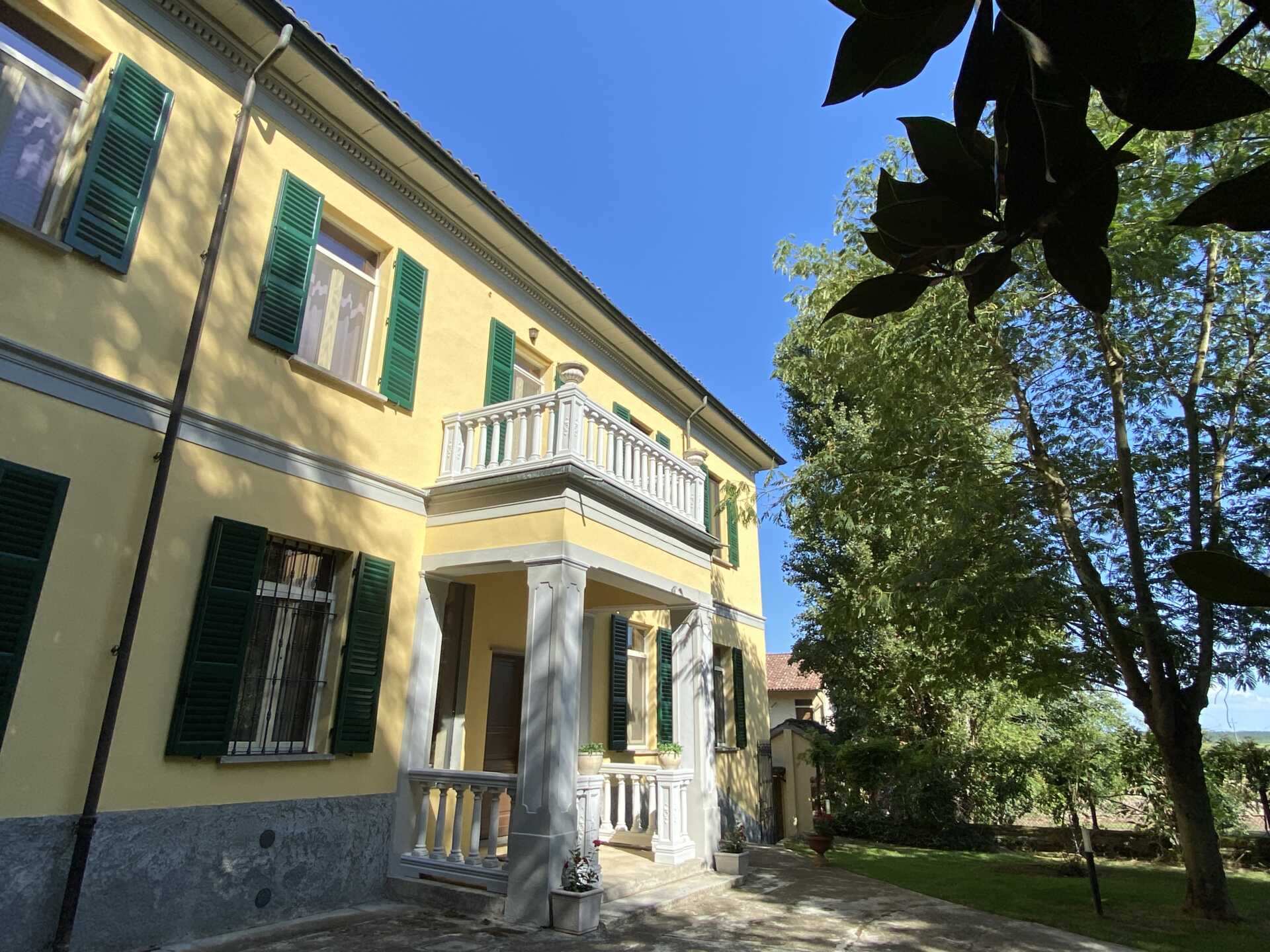 villa-depoca-con-piscina-in-vendita-a-velezzo-lomellina-immobiliare-casaestyle-villa-cortile (1)
