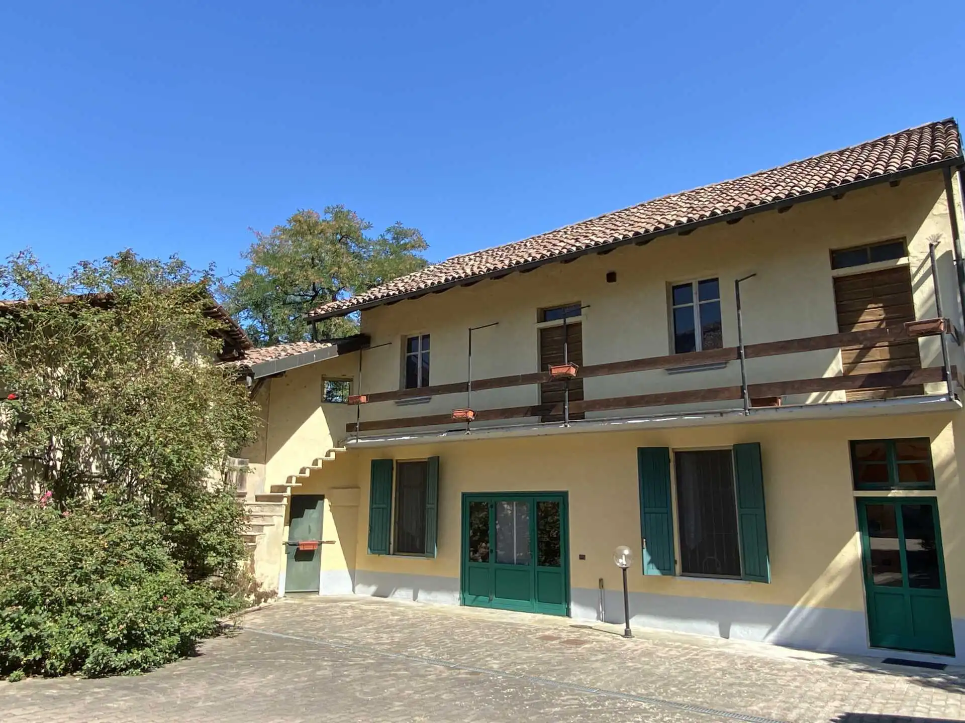 villa-depoca-con-piscina-in-vendita-a-velezzo-lomellina-immobiliare-casaestyle-villa-cortile (2)