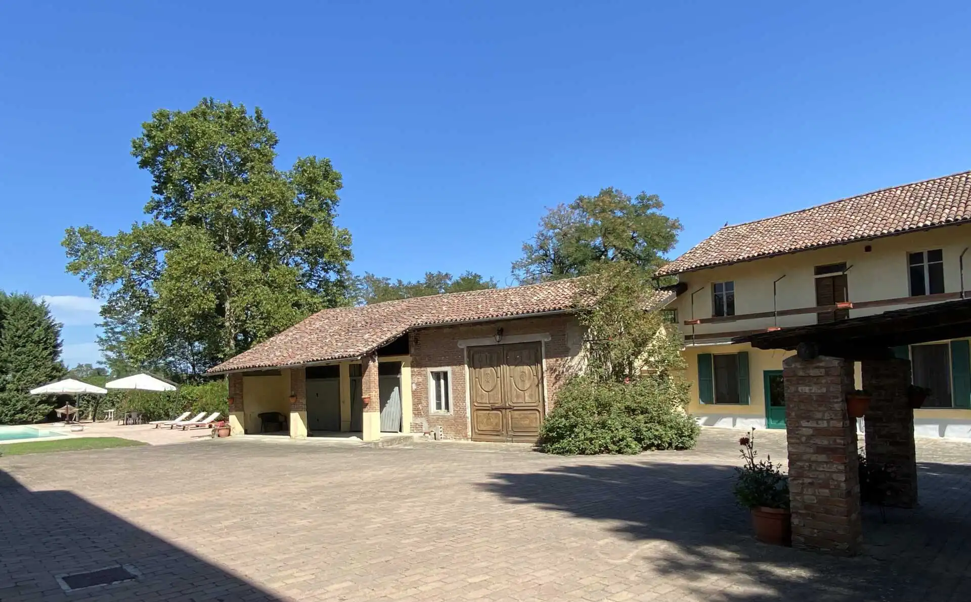 villa-depoca-con-piscina-in-vendita-a-velezzo-lomellina-immobiliare-casaestyle-villa-cortile (3)