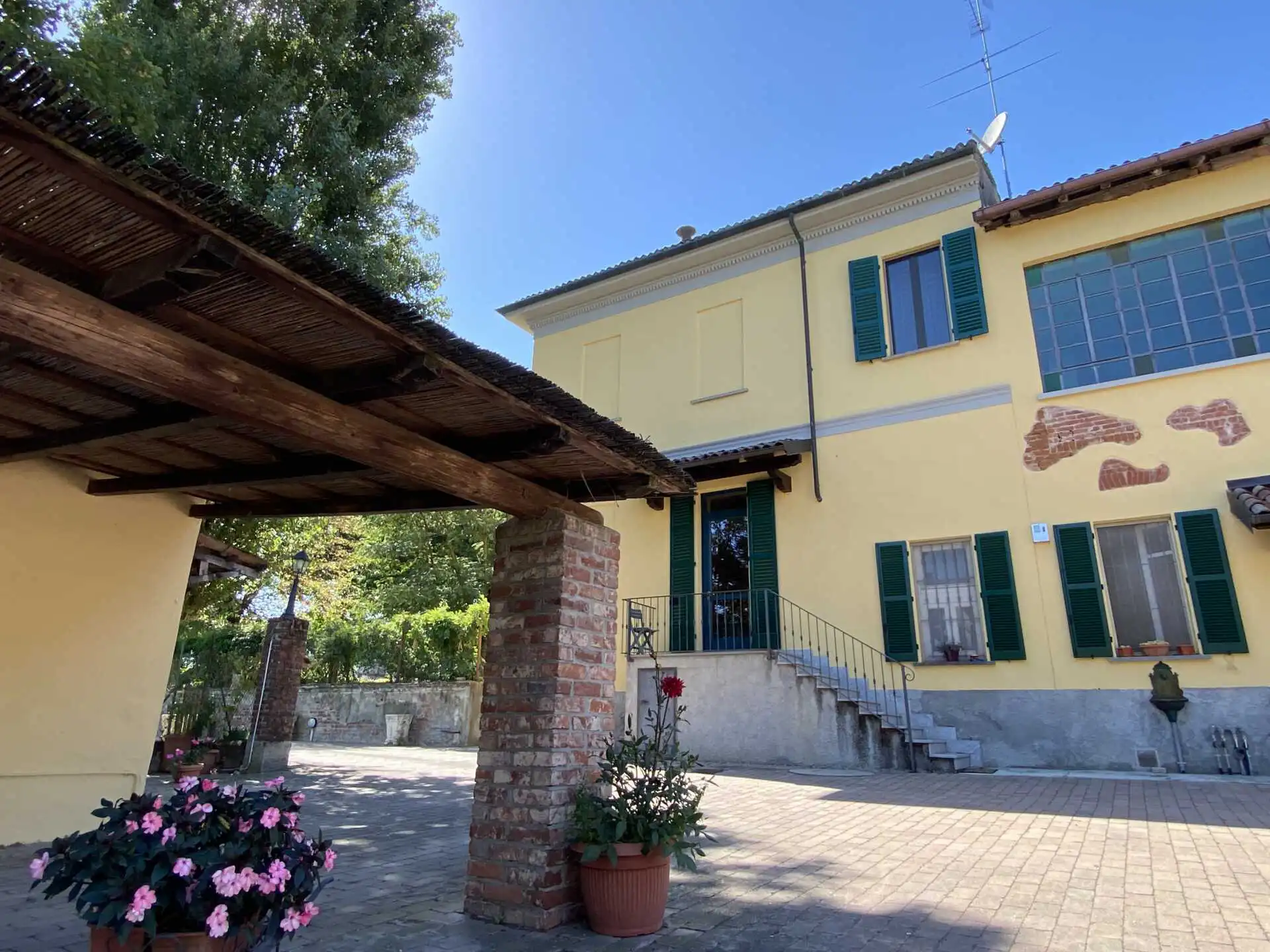 villa-depoca-con-piscina-in-vendita-a-velezzo-lomellina-immobiliare-casaestyle-villa-cortile (4)