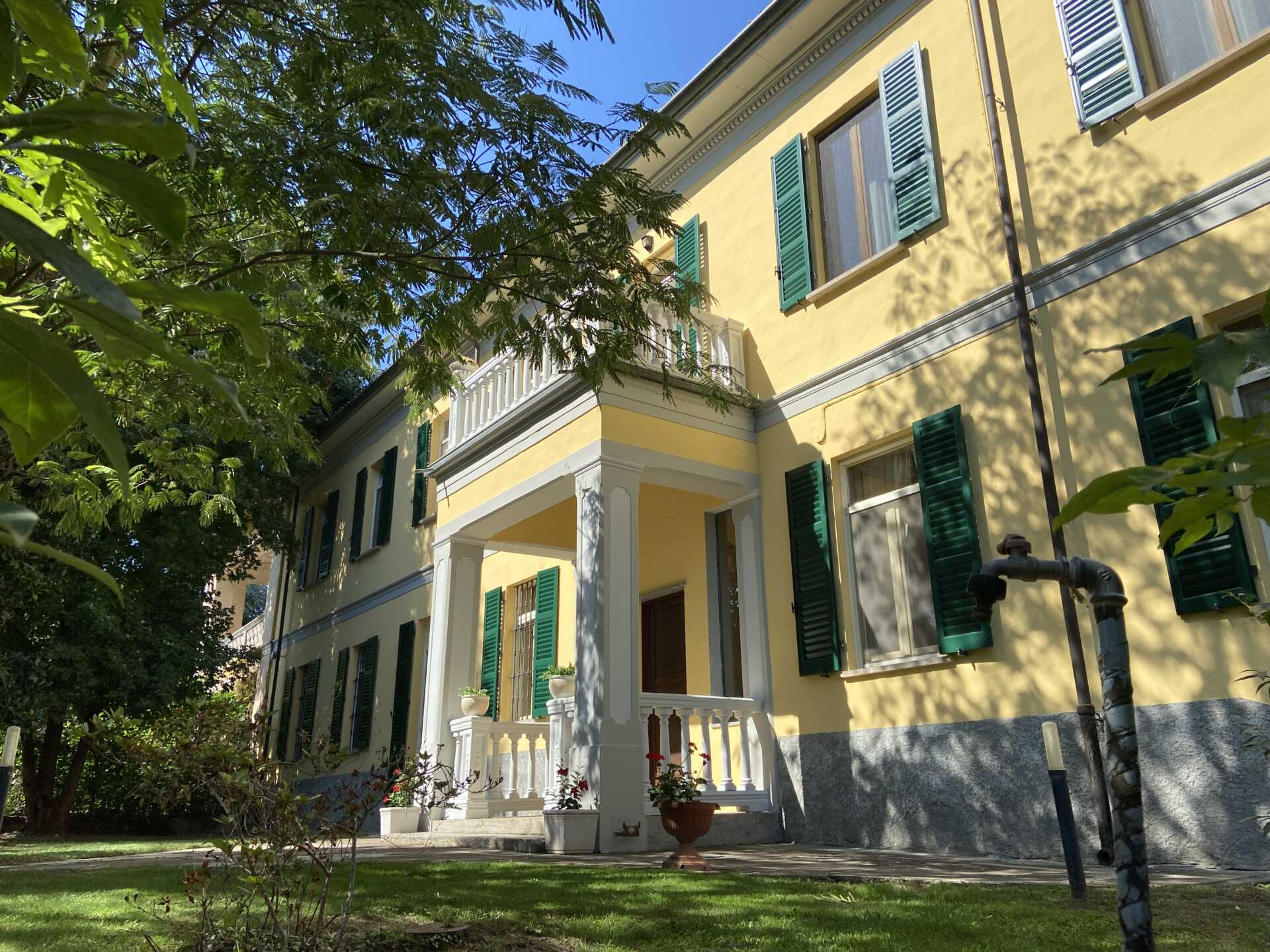 villa-depoca-con-piscina-in-vendita-a-velezzo-lomellina-immobiliare-casaestyle-villa-cortile (6)