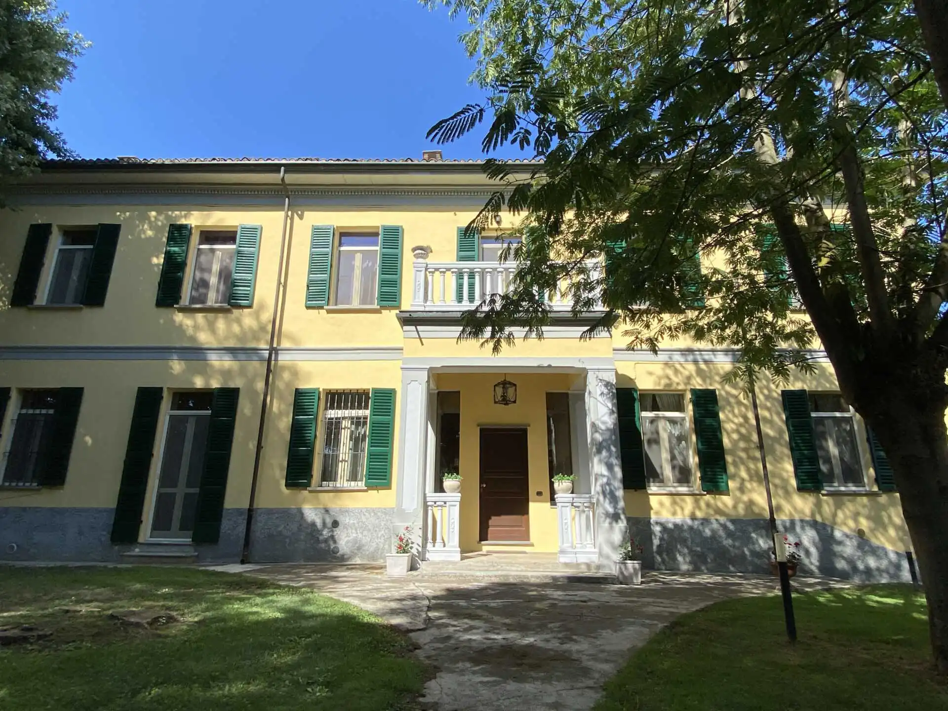 villa-depoca-con-piscina-in-vendita-a-velezzo-lomellina-immobiliare-casaestyle-villa-cortile (7)