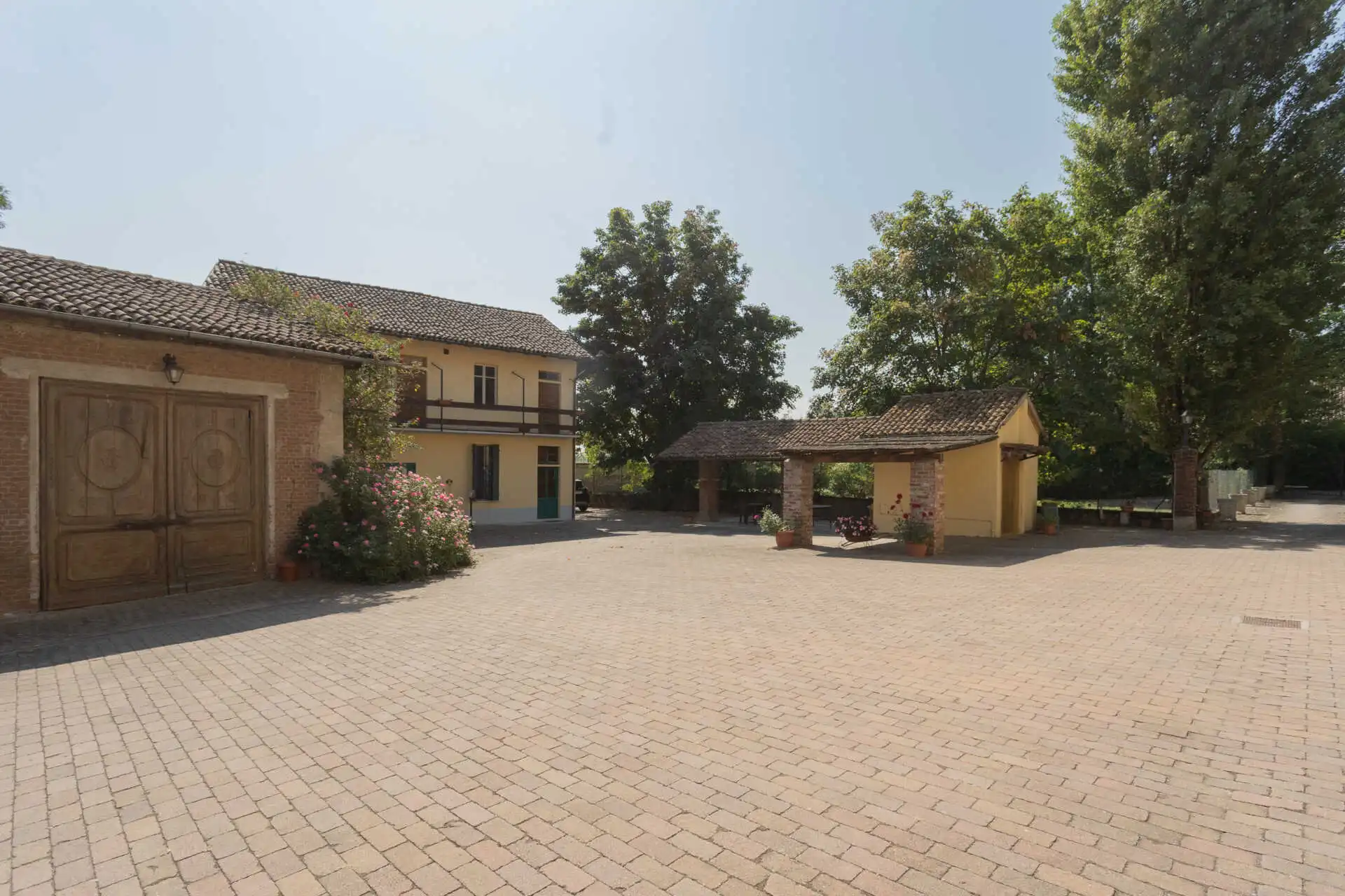 villa-depoca-con-piscina-in-vendita-a-velezzo-lomellina-immobiliare-casa&style-esterni (2)