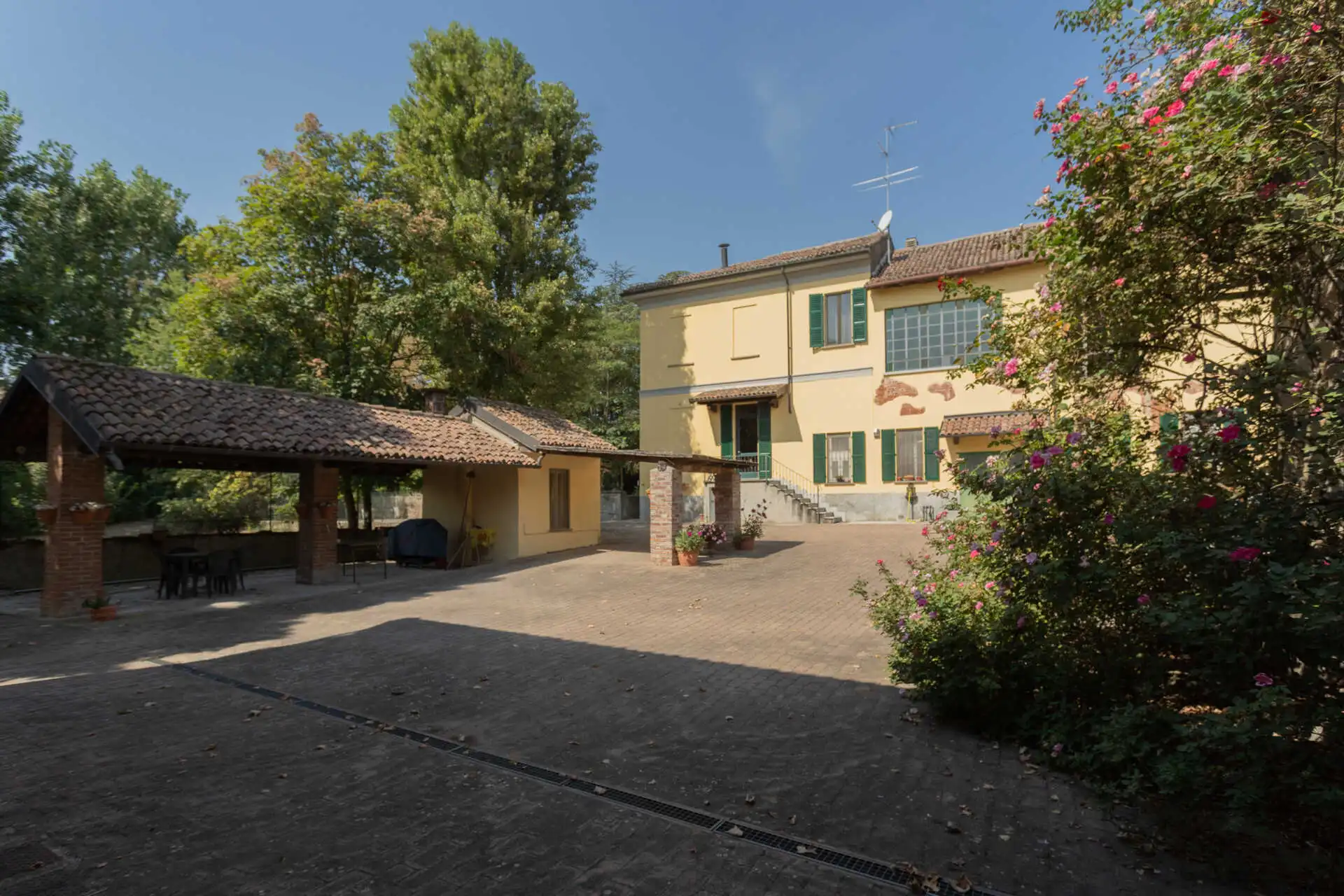 villa-depoca-con-piscina-in-vendita-a-velezzo-lomellina-immobiliare-casa&style-esterni (3)