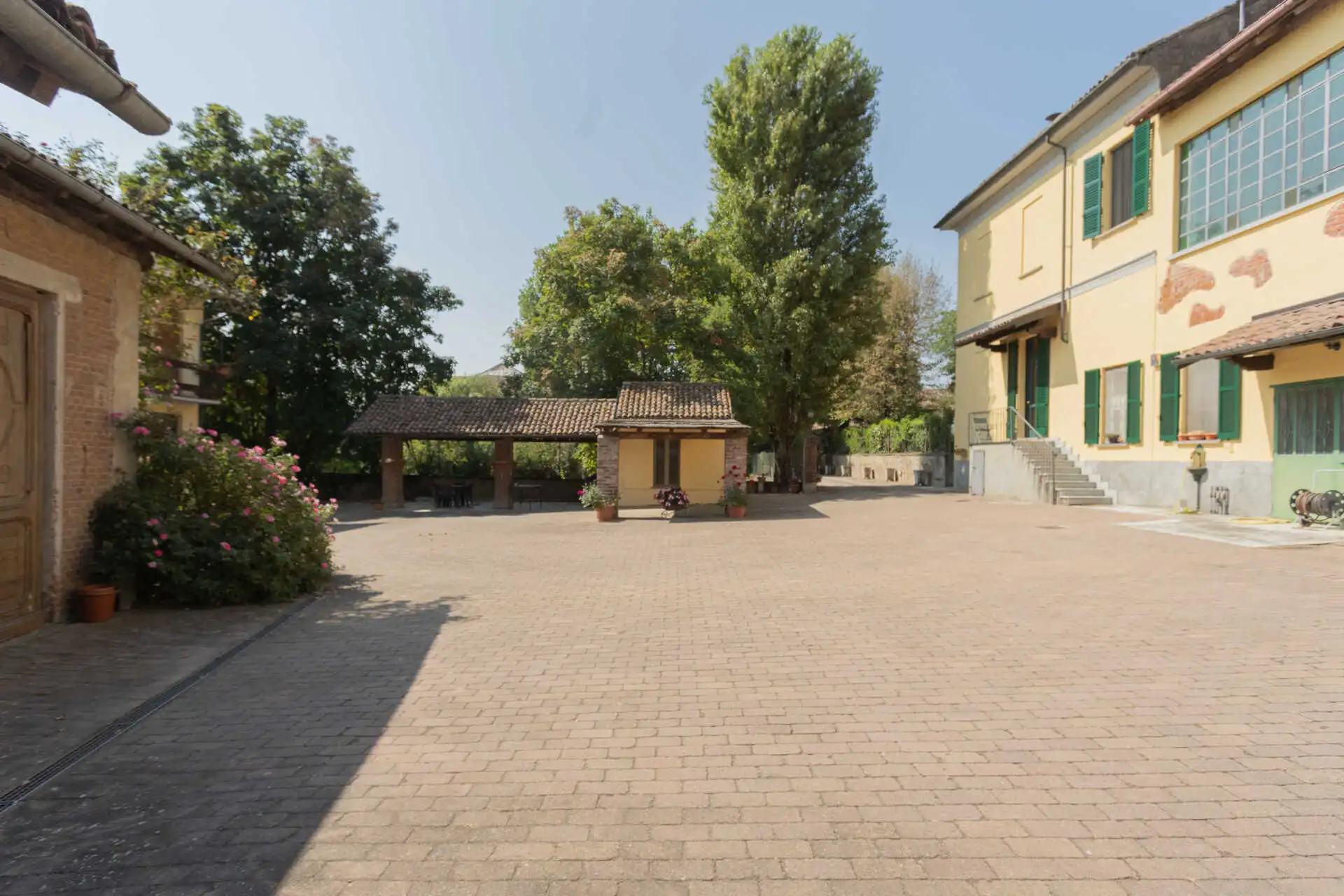 villa-depoca-con-piscina-in-vendita-a-velezzo-lomellina-immobiliare-casa&style-esterni (4)