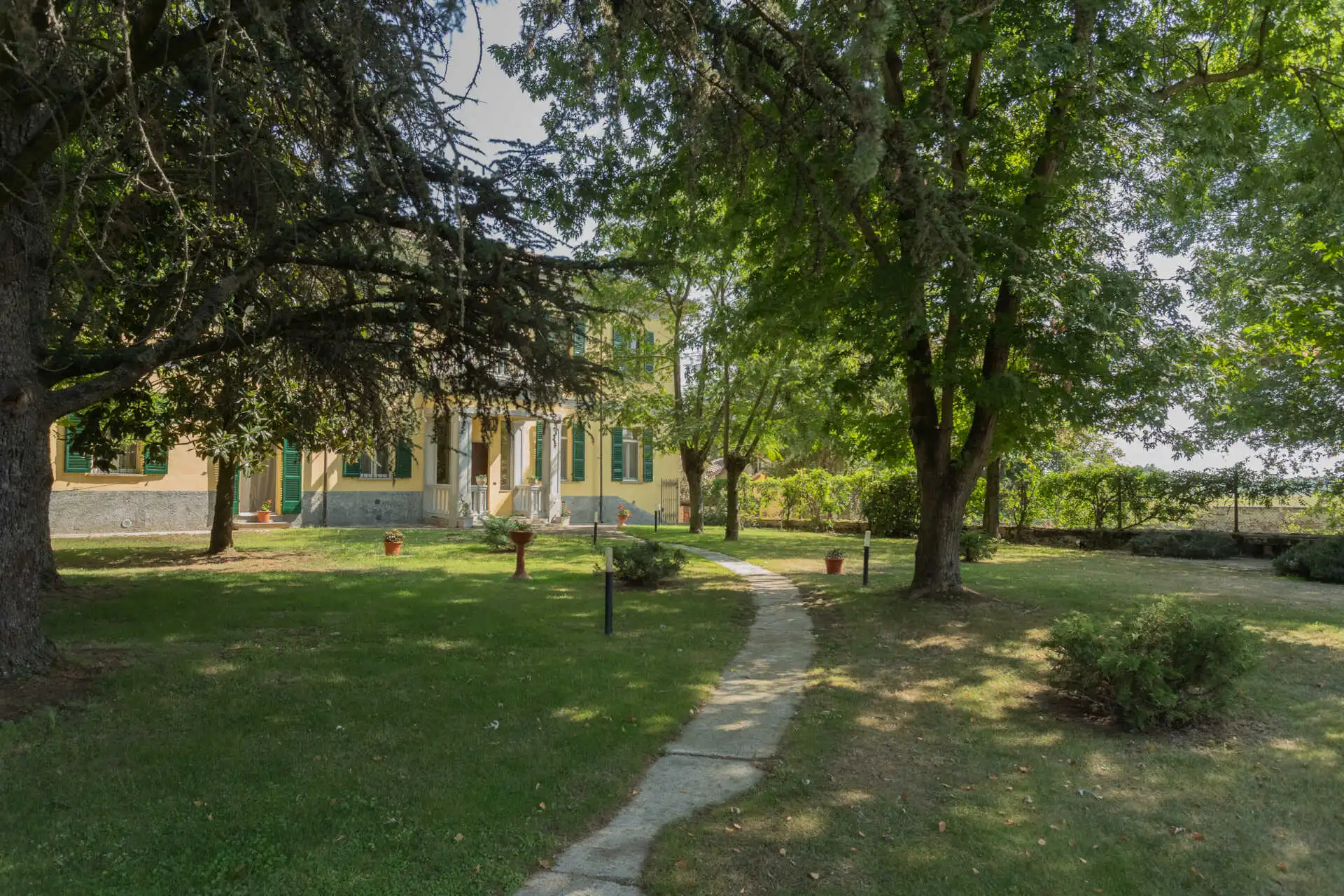 villa-depoca-con-piscina-in-vendita-a-velezzo-lomellina-immobiliare-casa&style-esterni (5)