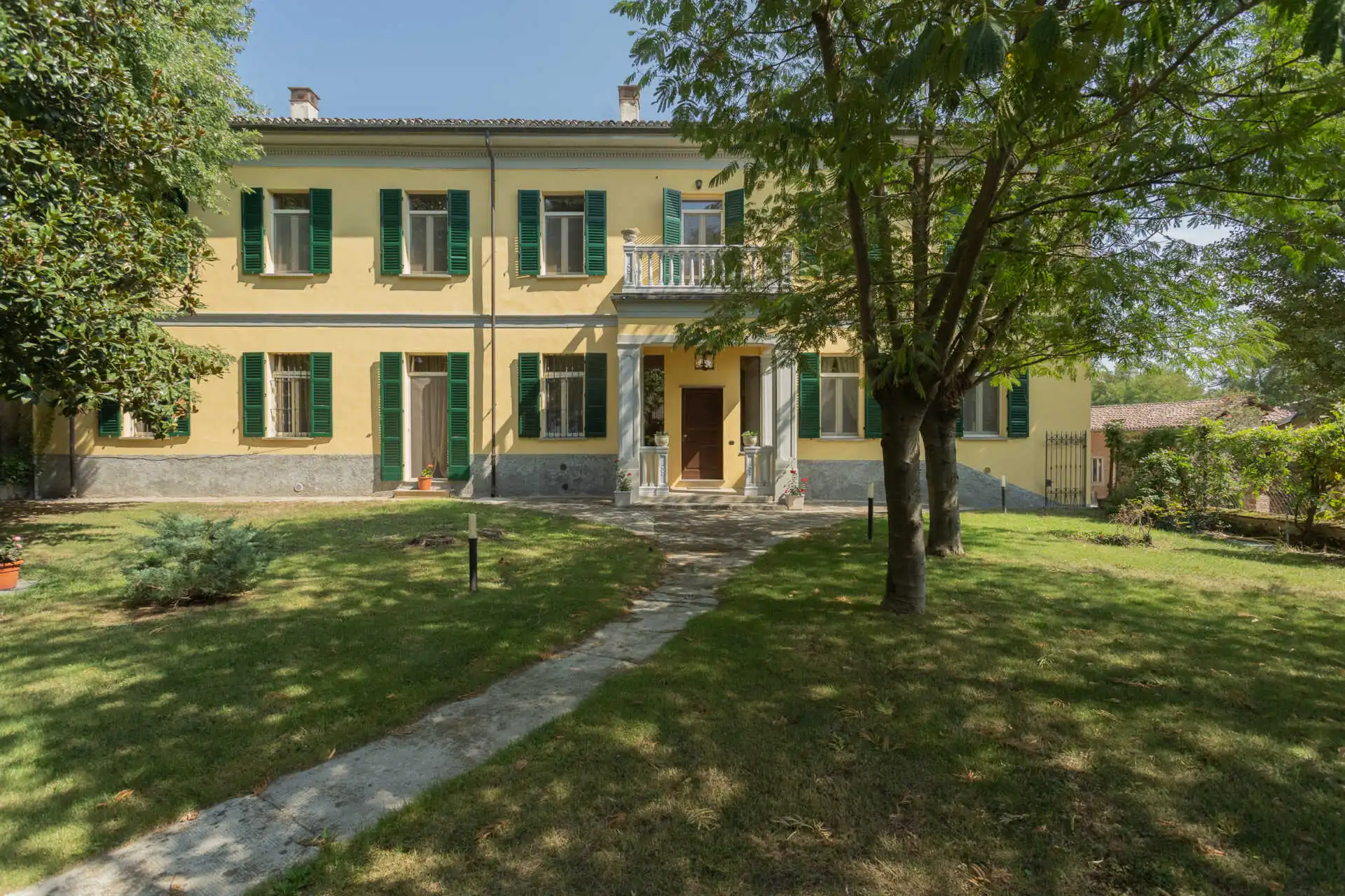 villa-depoca-con-piscina-in-vendita-a-velezzo-lomellina-immobiliare-casa&style-esterni (7)