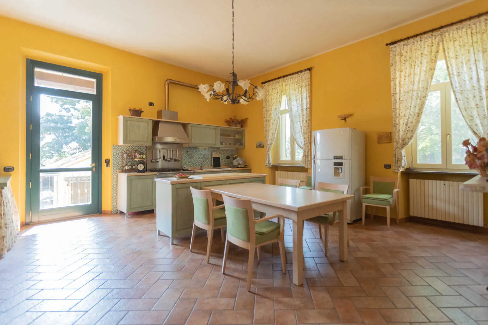 villa-depoca-con-piscina-in-vendita-a-velezzo-lomellina-immobiliare-casa&style-interni-villa (30)