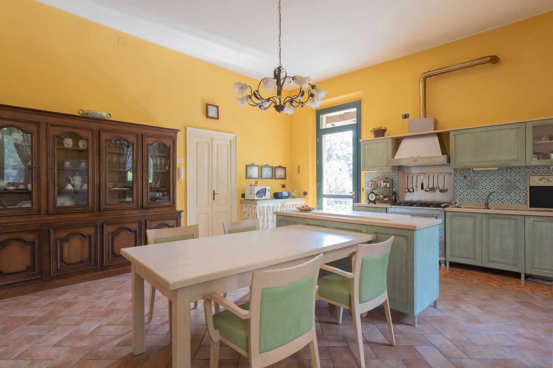 villa-depoca-con-piscina-in-vendita-a-velezzo-lomellina-immobiliare-casa&style-interni-villa (31)
