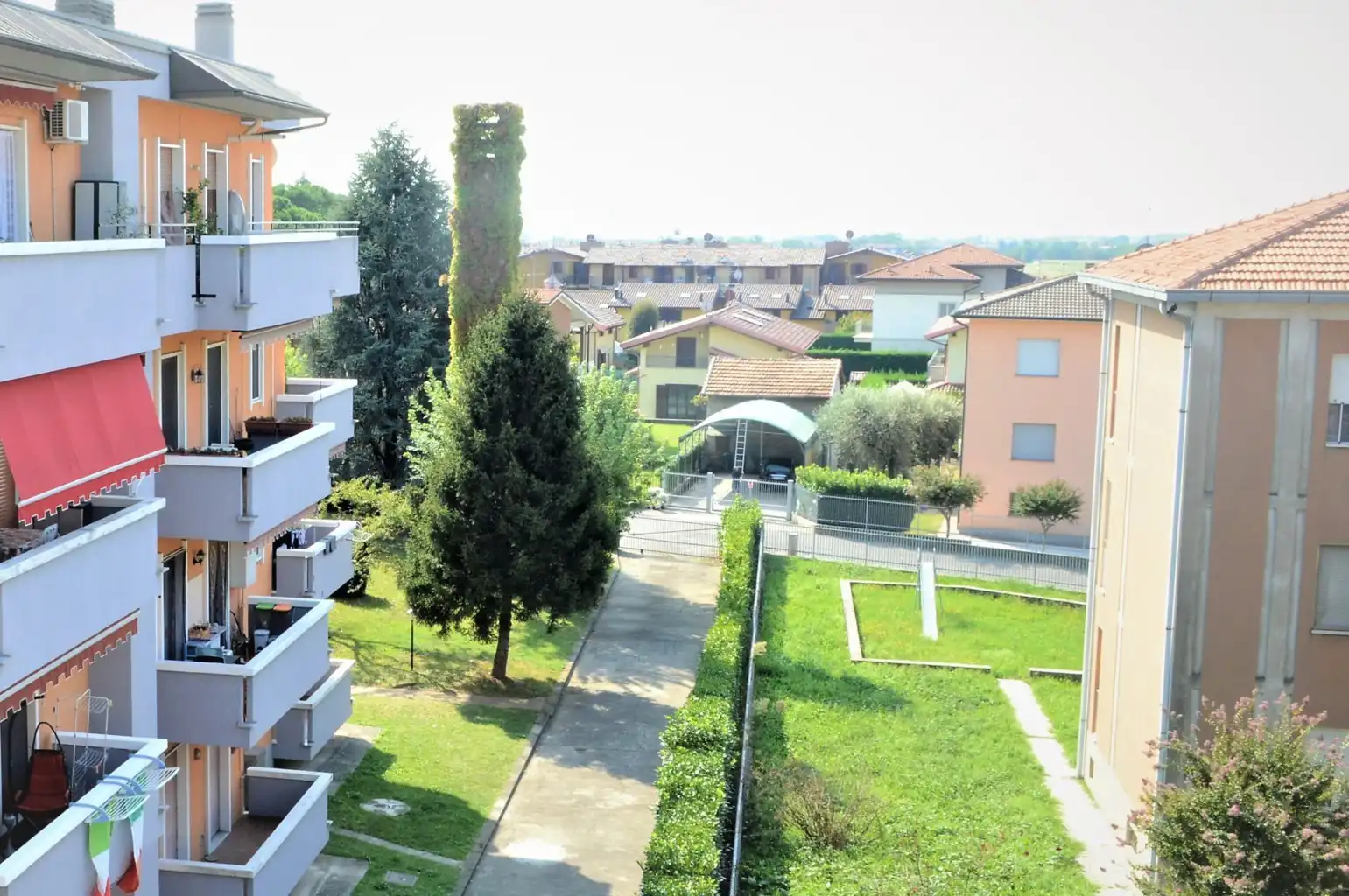 appartamento-ultimo-piano-con-terrazzo-in-vendita-a-roncello (22) (FILEminimizer)