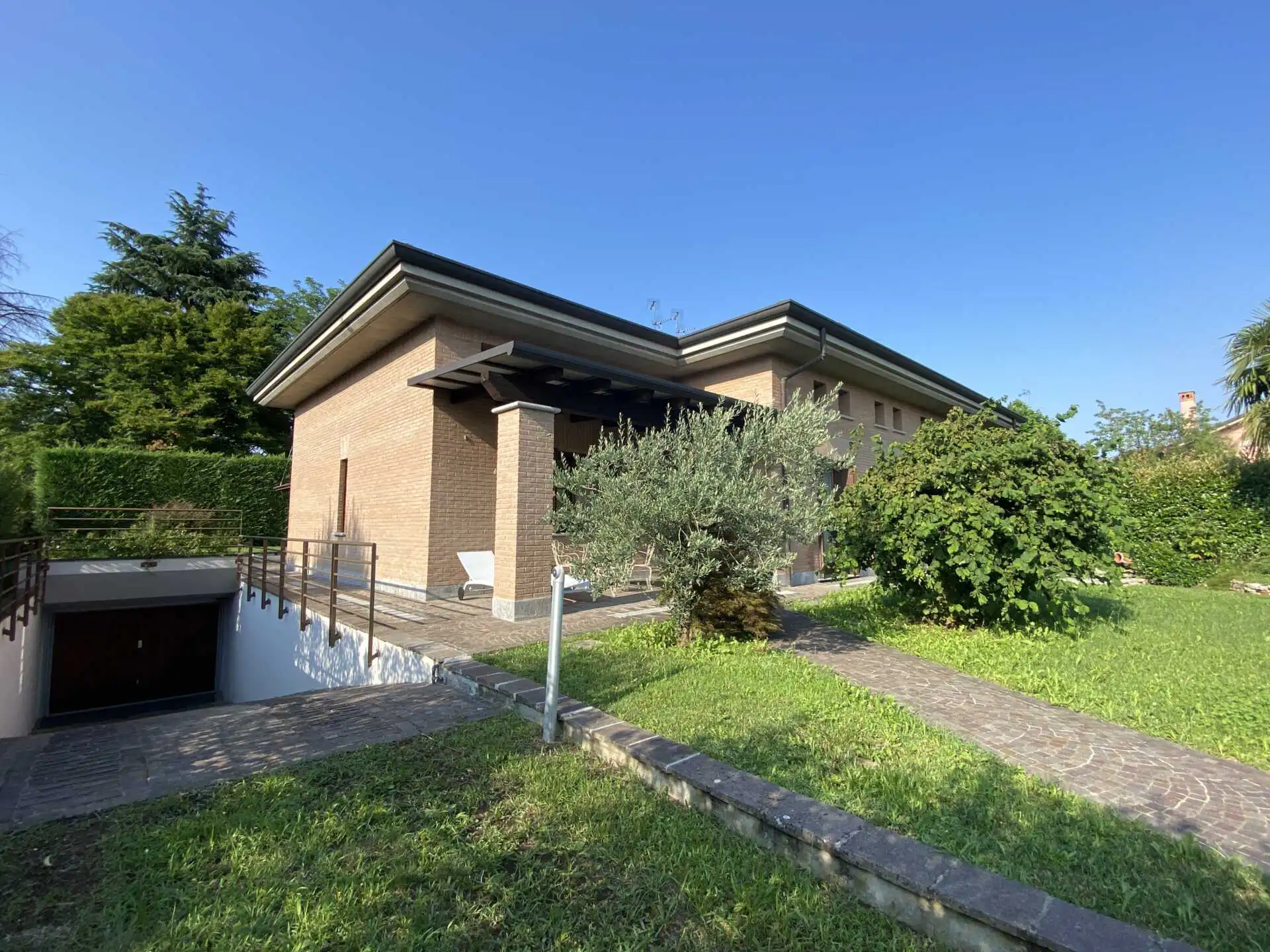 Villa bifamiliare in vendita a Vimercate Oreno in Brianza (2)