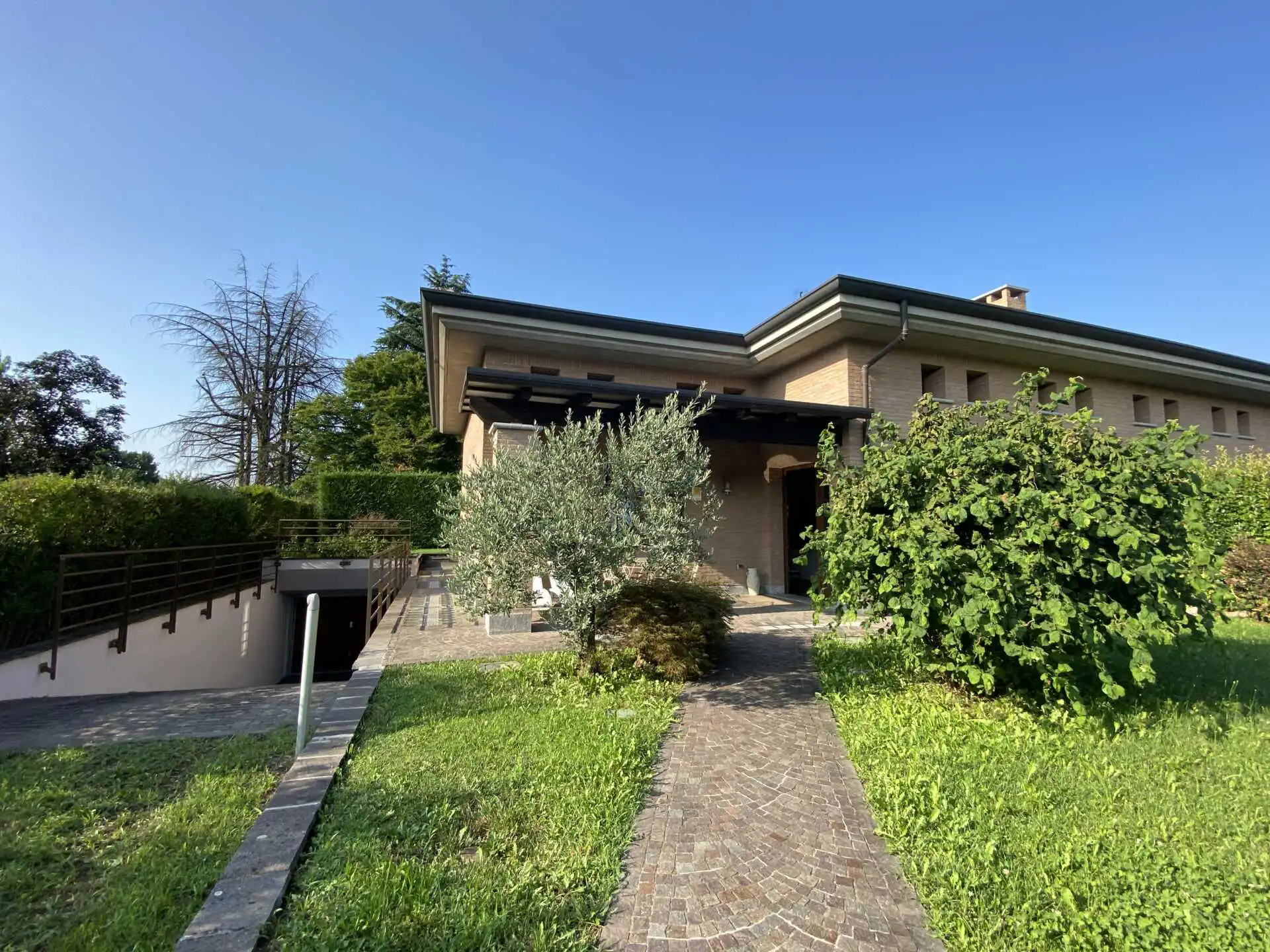 Villa bifamiliare in vendita a Vimercate Oreno in Brianza (4)