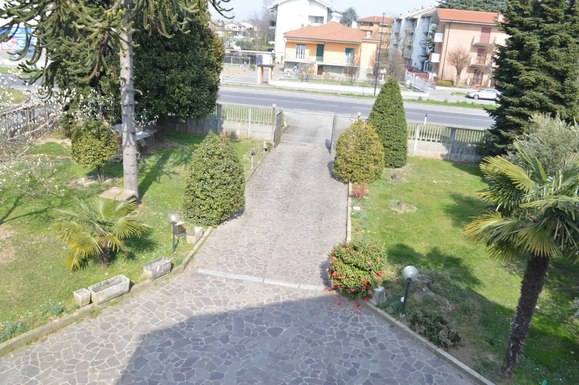 villa-singola-con-giardino-in-vendita-a-bellusco-casa&style-immobiliare-milano-e-brianza (12)