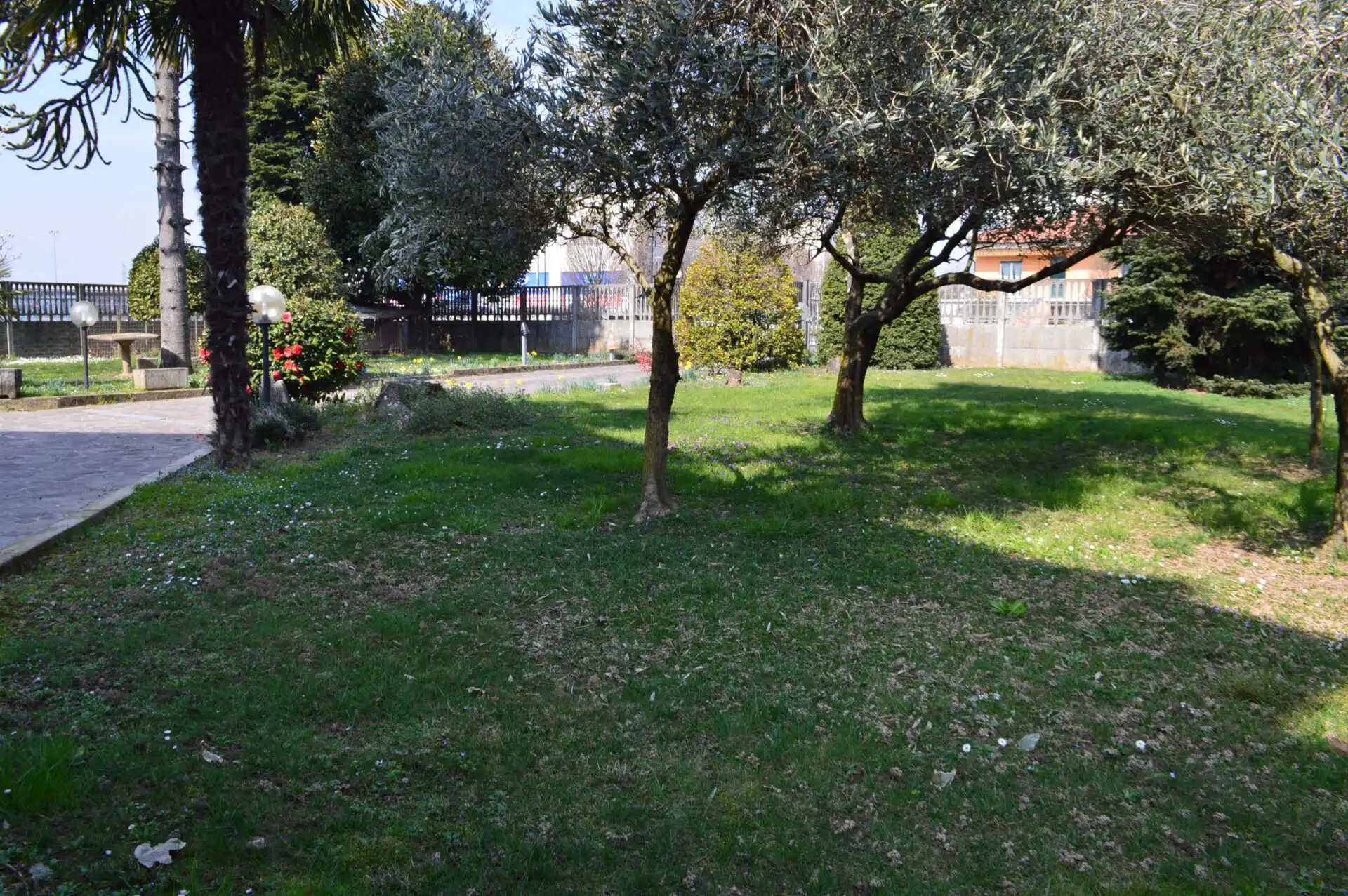 villa-singola-con-giardino-in-vendita-a-bellusco-casa&style-immobiliare-milano-e-brianza (17)