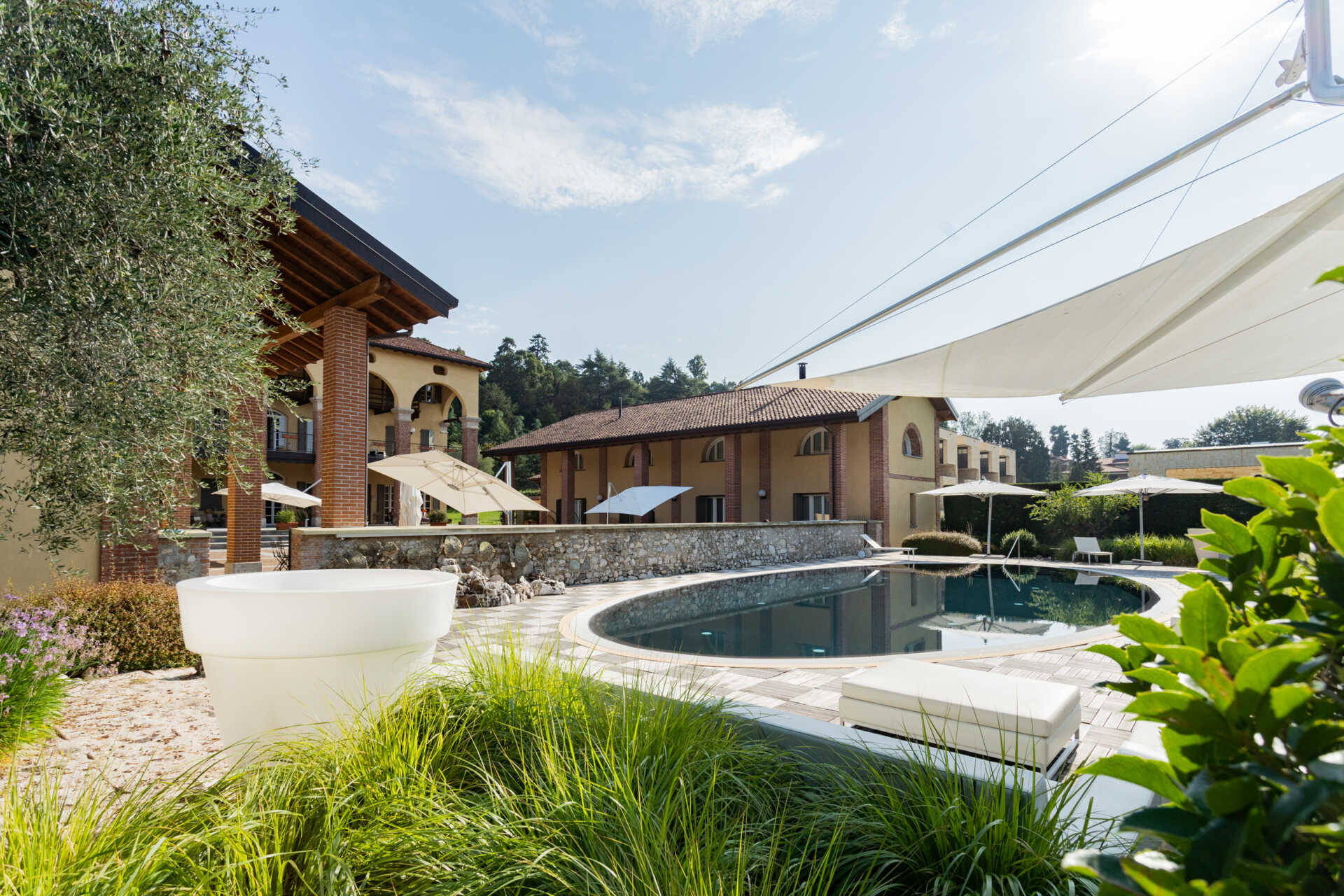 in-vendita-a-merate-villa-di-lusso-con-piscina-ex-cascina-ristrutturata-casa&style-immobiliare-milano-brianza (15)