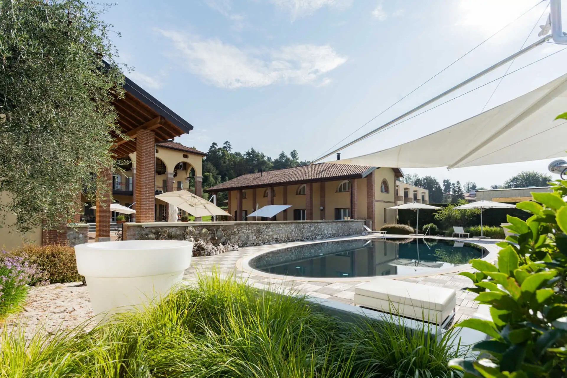 in-vendita-a-merate-villa-di-lusso-con-piscina-ex-cascina-ristrutturata-casa&style-immobiliare-milano-brianza (15)