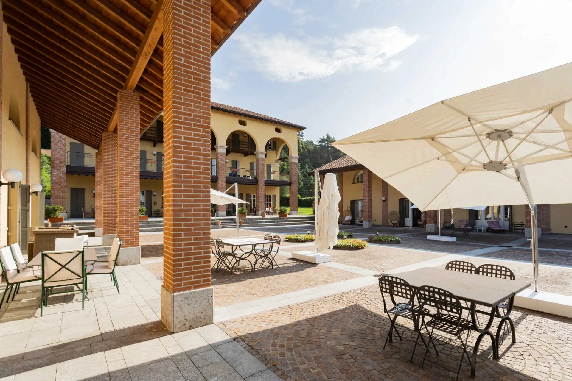 in-vendita-a-merate-villa-di-lusso-con-piscina-ex-cascina-ristrutturata-casa&style-immobiliare-milano-brianza (16)