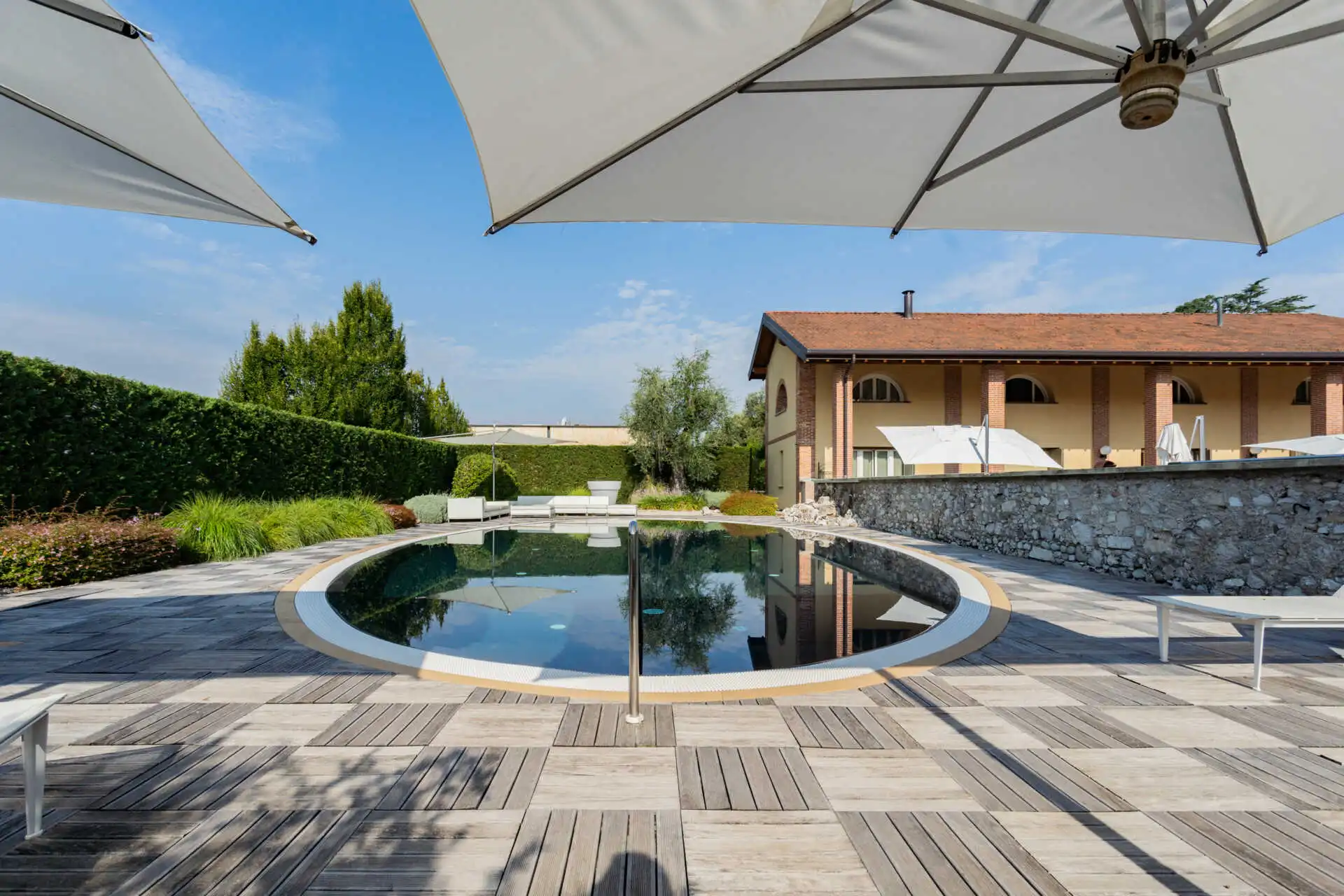 in-vendita-a-merate-villa-di-lusso-con-piscina-ex-cascina-ristrutturata-casa&style-immobiliare-milano-brianza (17)