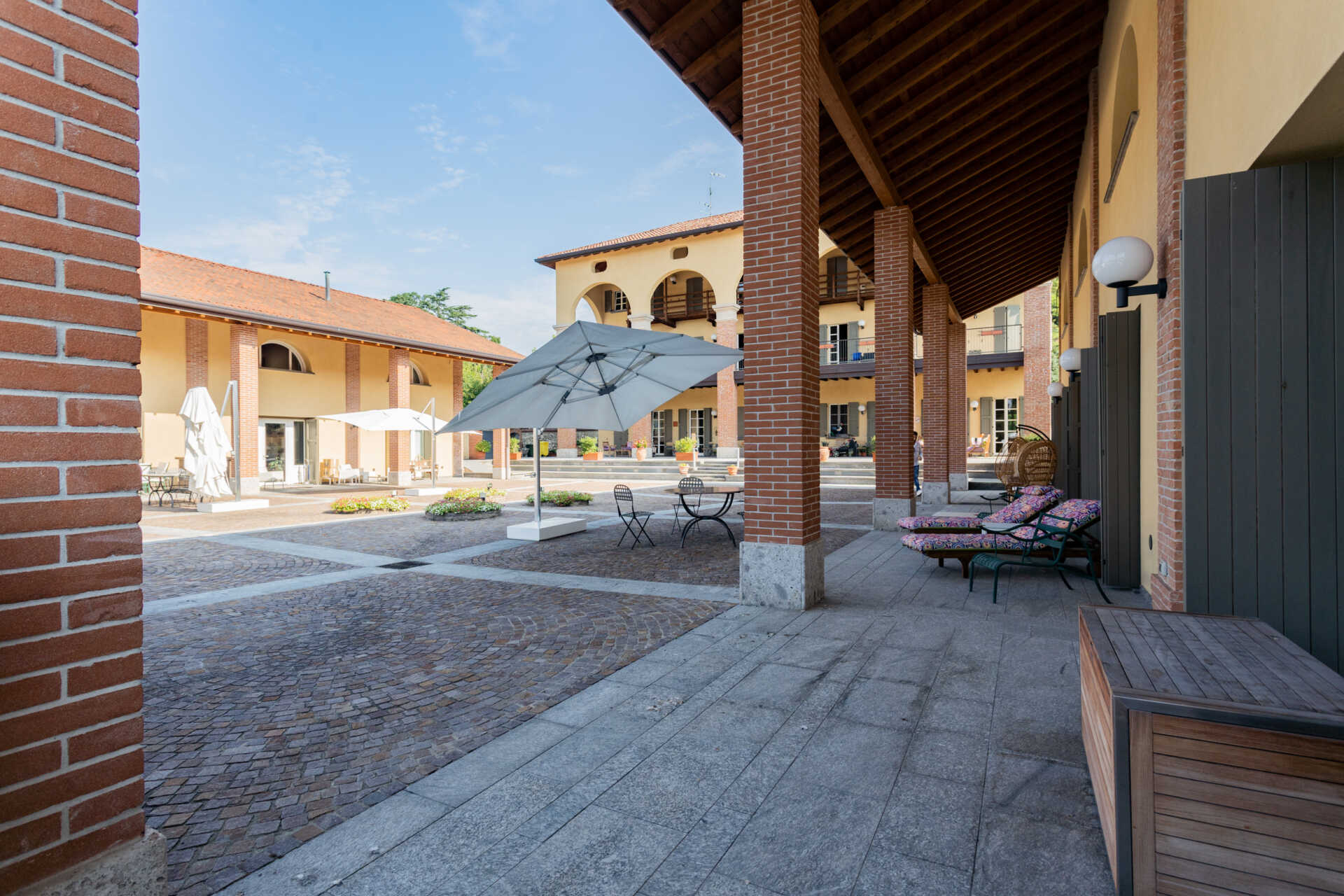 in-vendita-a-merate-villa-di-lusso-con-piscina-ex-cascina-ristrutturata-casa&style-immobiliare-milano-brianza (19)