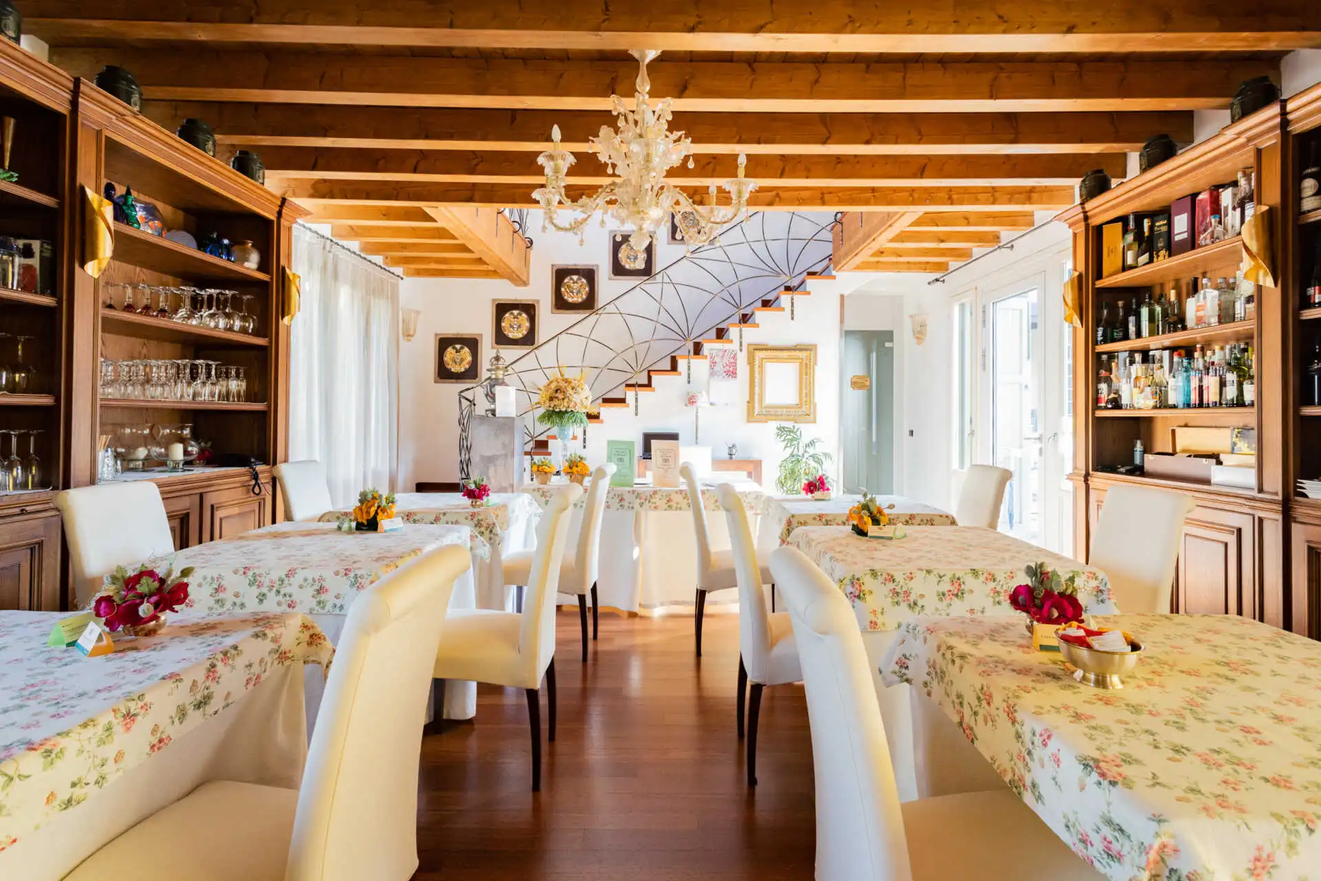 in-vendita-a-merate-villa-di-lusso-con-piscina-ex-cascina-ristrutturata-casa&style-immobiliare-milano-brianza (2)