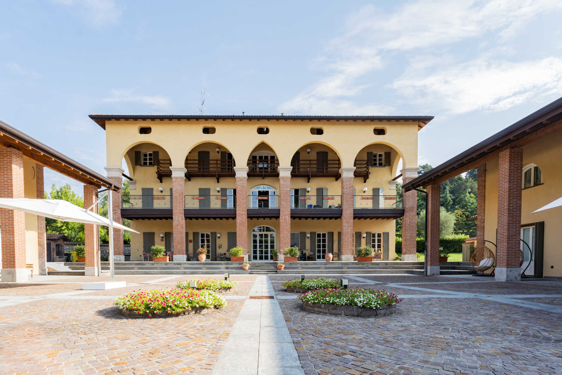 in-vendita-a-merate-villa-di-lusso-con-piscina-ex-cascina-ristrutturata-casa&style-immobiliare-milano-brianza (23)