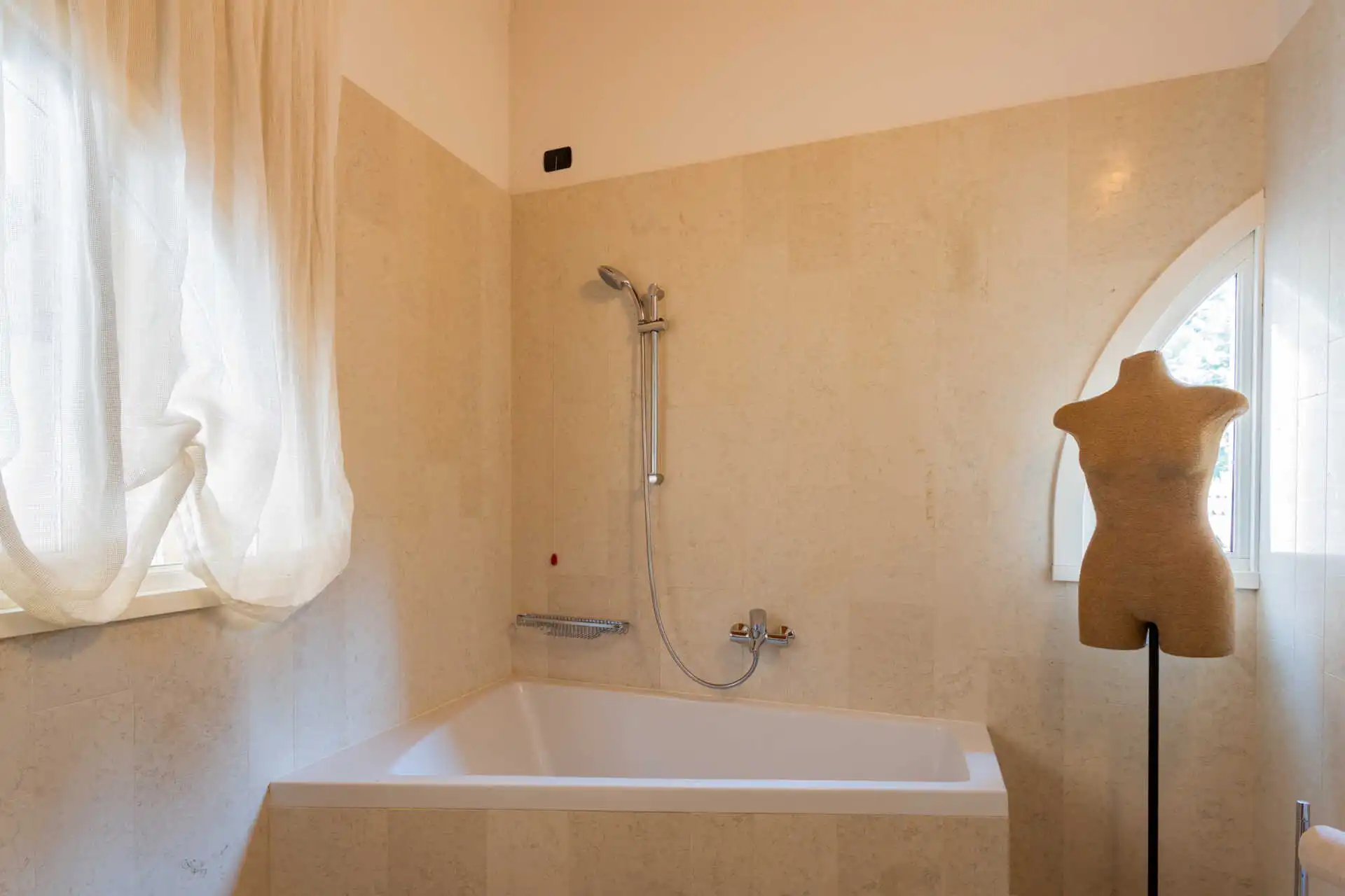 in-vendita-a-merate-villa-di-lusso-con-piscina-ex-cascina-ristrutturata-casa&style-immobiliare-milano-brianza (31)