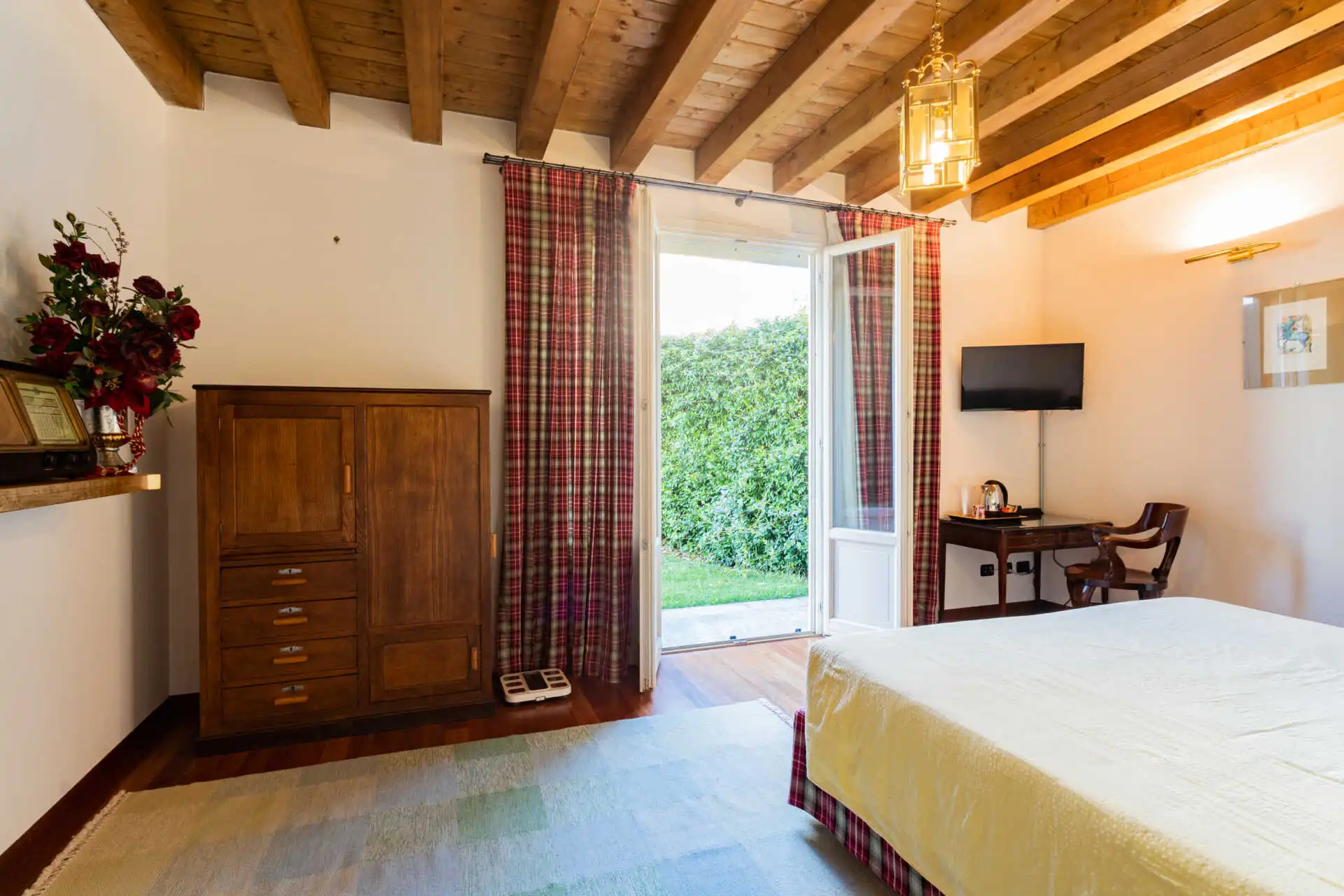 in-vendita-a-merate-villa-di-lusso-con-piscina-ex-cascina-ristrutturata-casa&style-immobiliare-milano-brianza (4)