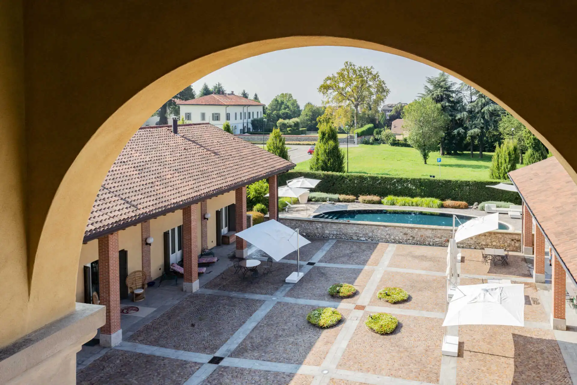 in-vendita-a-merate-villa-di-lusso-con-piscina-ex-cascina-ristrutturata-casa&style-immobiliare-milano-brianza (40)