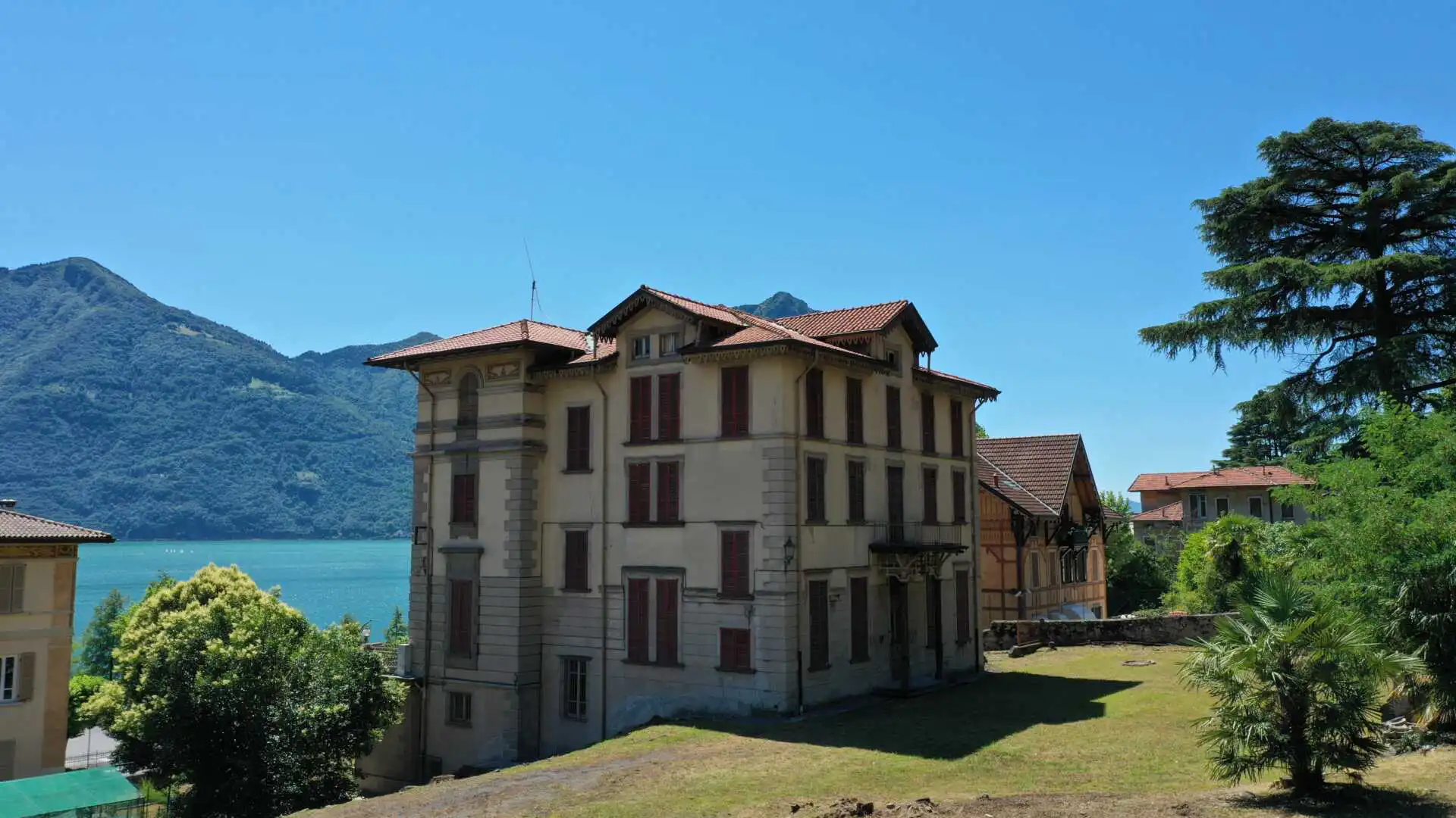 villa-in-vendita-a-lovere-sul-lago-diseo-immobiliare-milano-e-brianza-casa&style