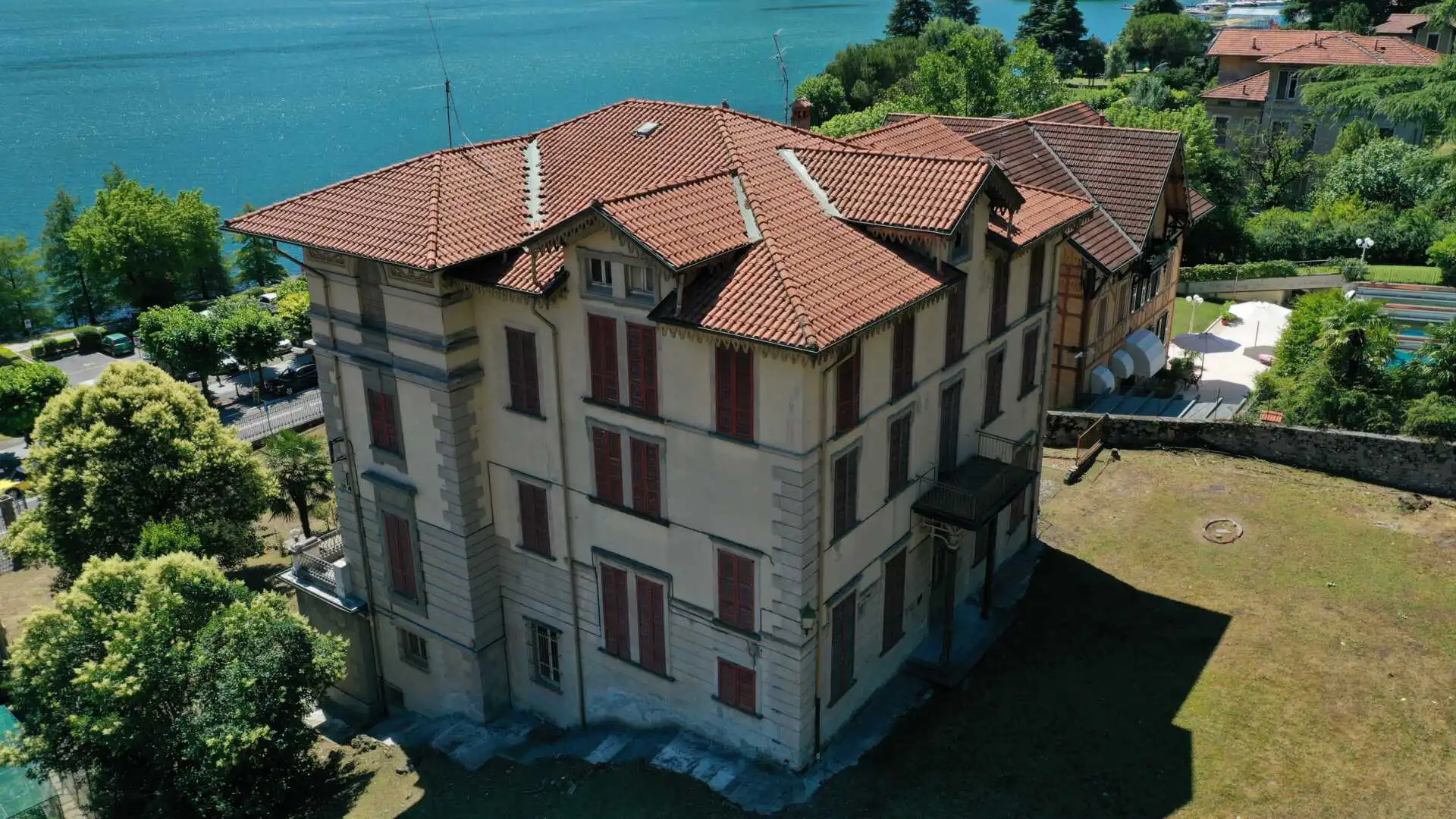 villa-in-vendita-a-lovere-sul-lago-diseo-immobiliare-milano-e-brianza-casa&style