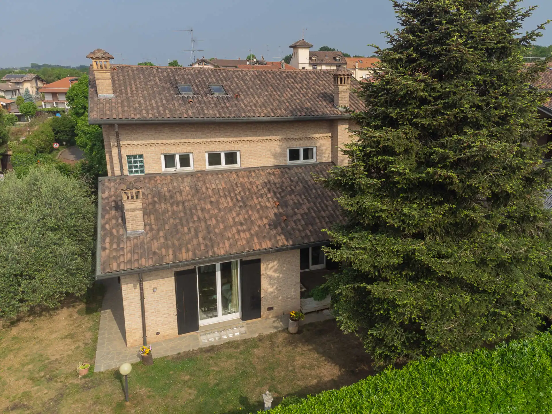 Triuggio villa singola con due appartamenti (39)