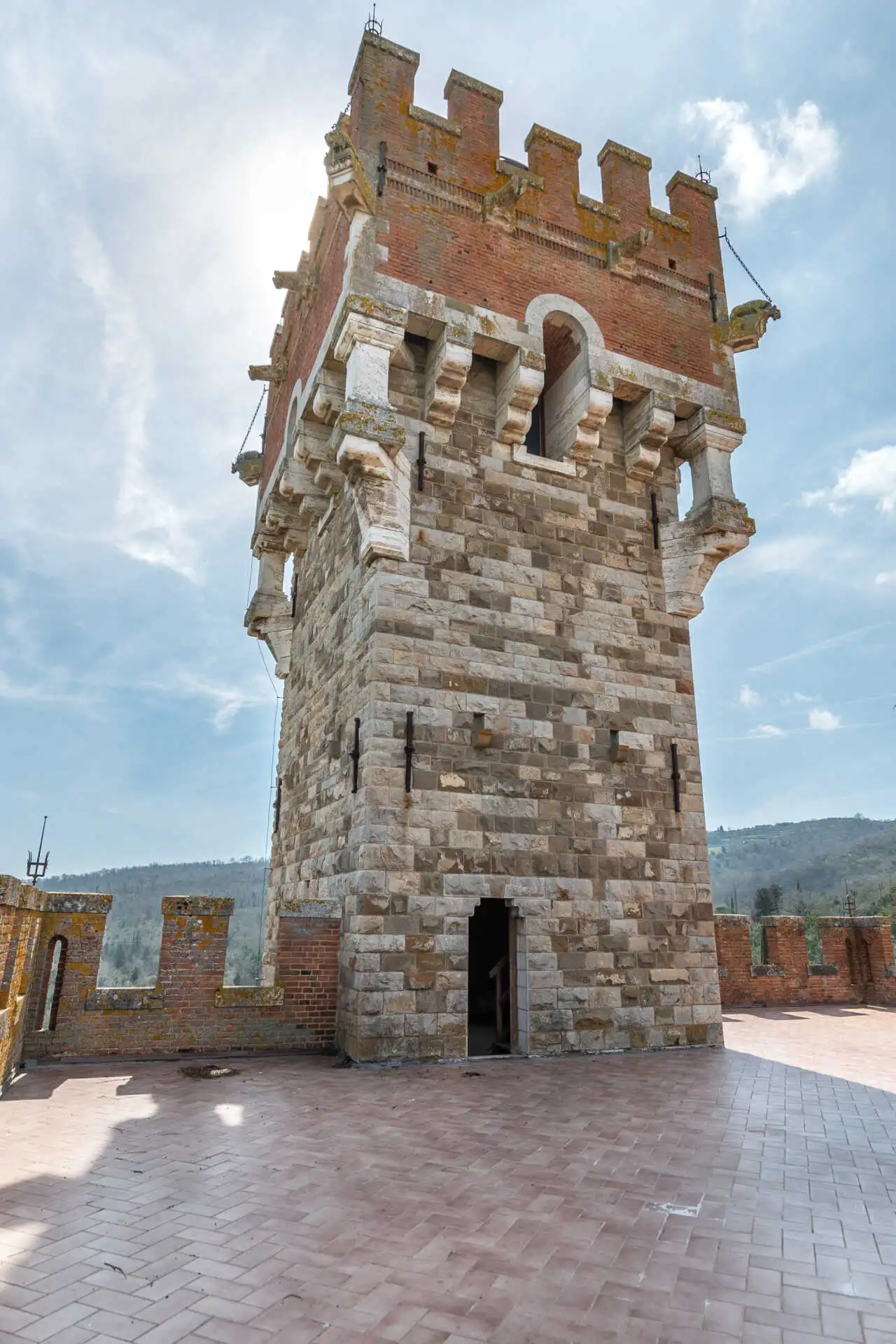 Villa in stile Castello neo-mediovale Arezzo Toscana (18)