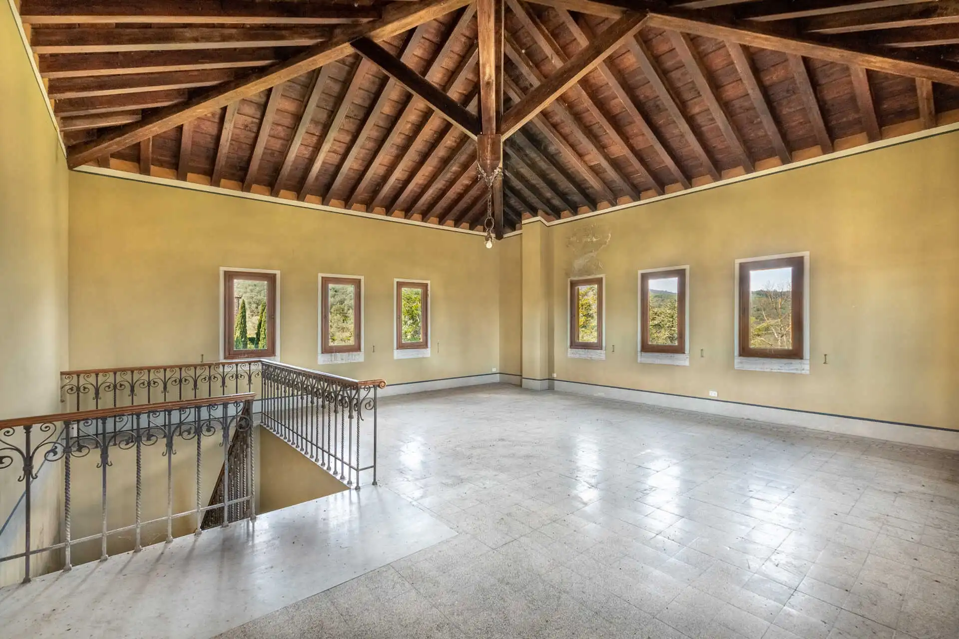 Villa in stile Castello neo-mediovale Arezzo Toscana (27)