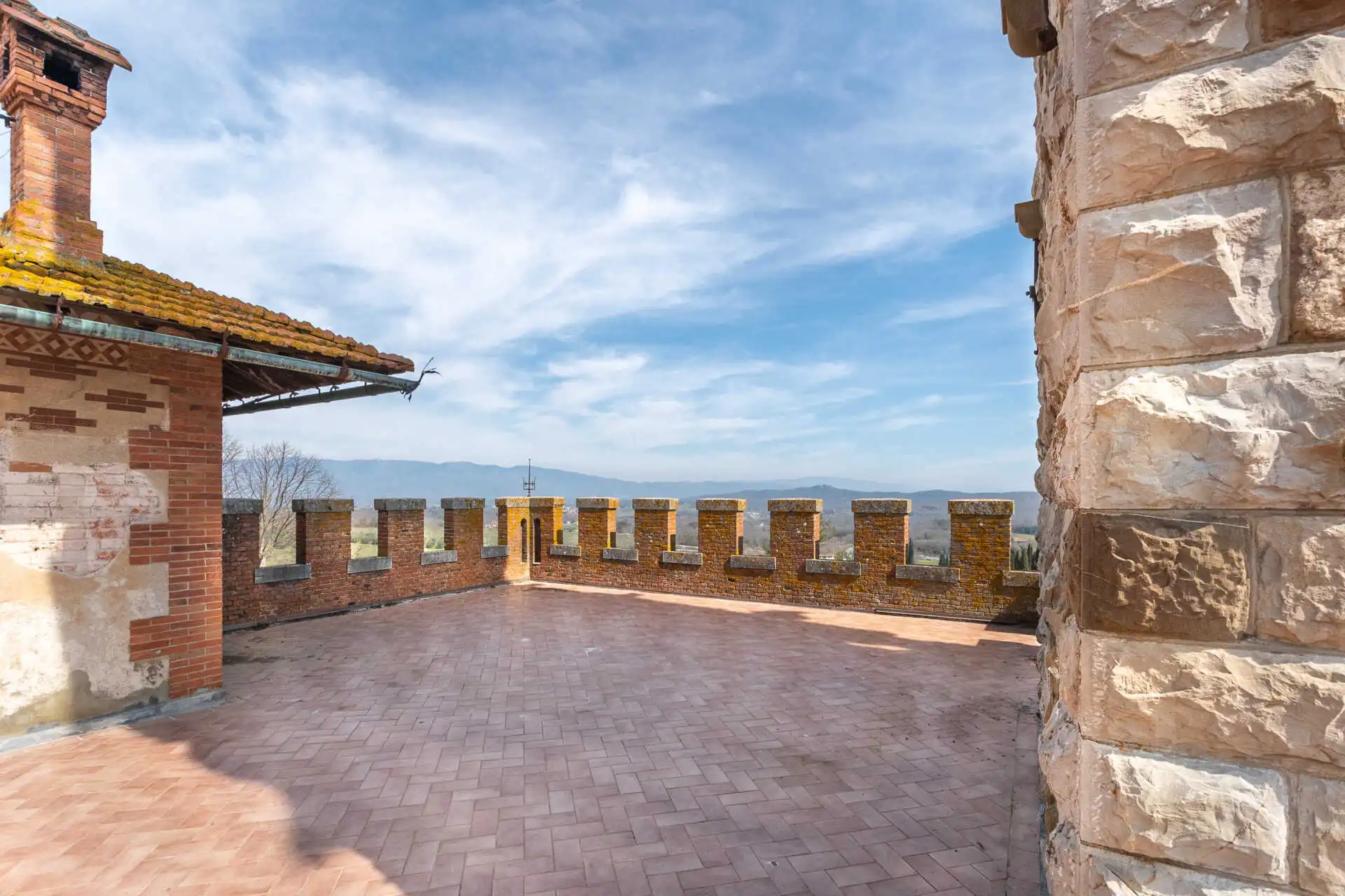 Villa in stile Castello neo-mediovale Arezzo Toscana (28)