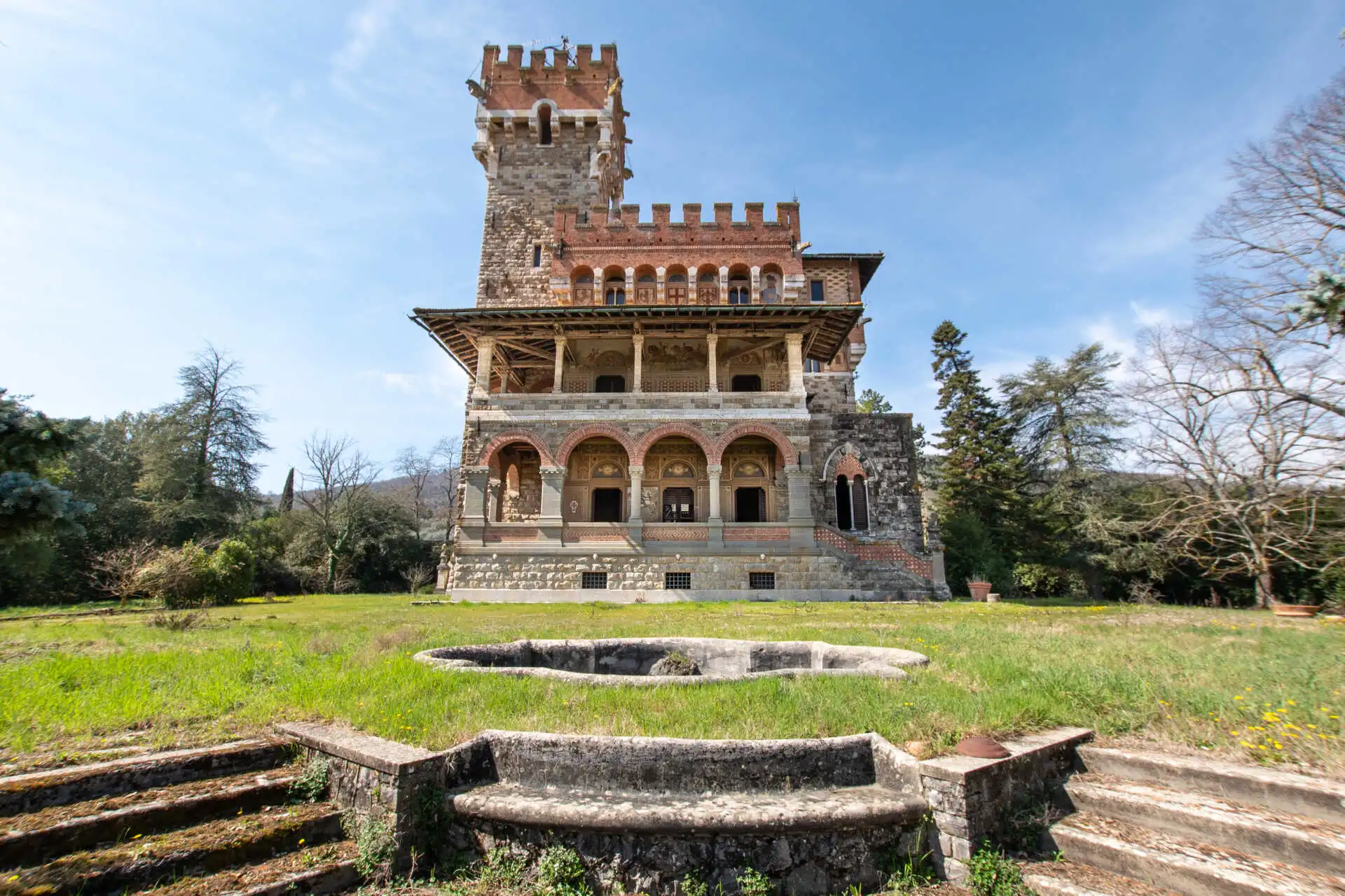Villa in stile Castello neo-mediovale Arezzo Toscana (3)