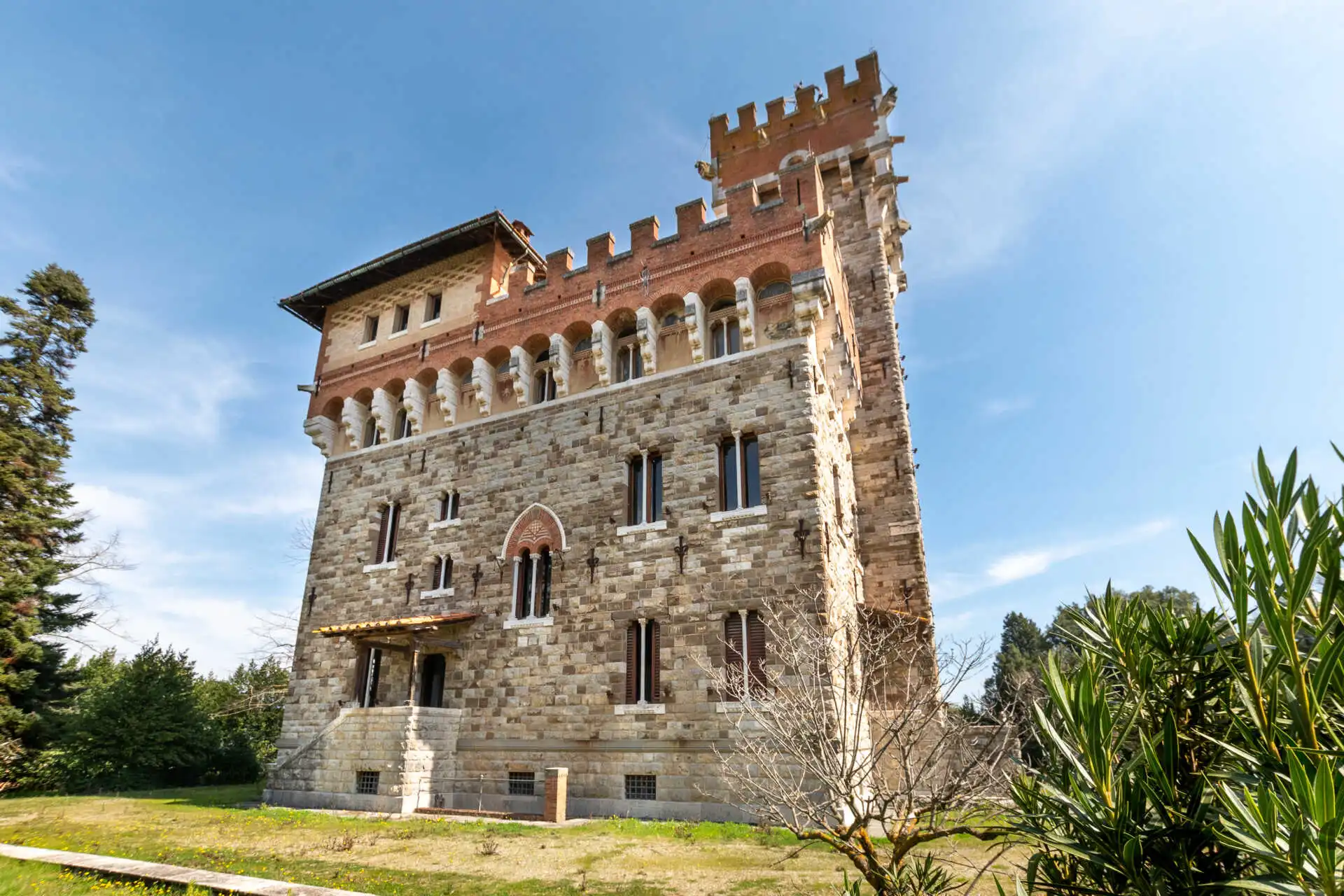 Villa in stile Castello neo-mediovale Arezzo Toscana (6)
