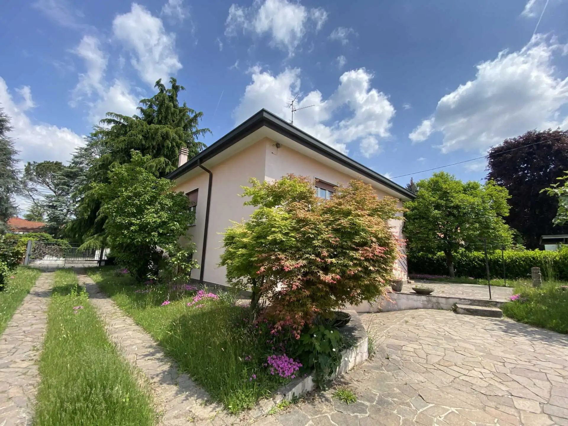 Villa singola in vendita a Bernareggio con terreno edificabile (1)