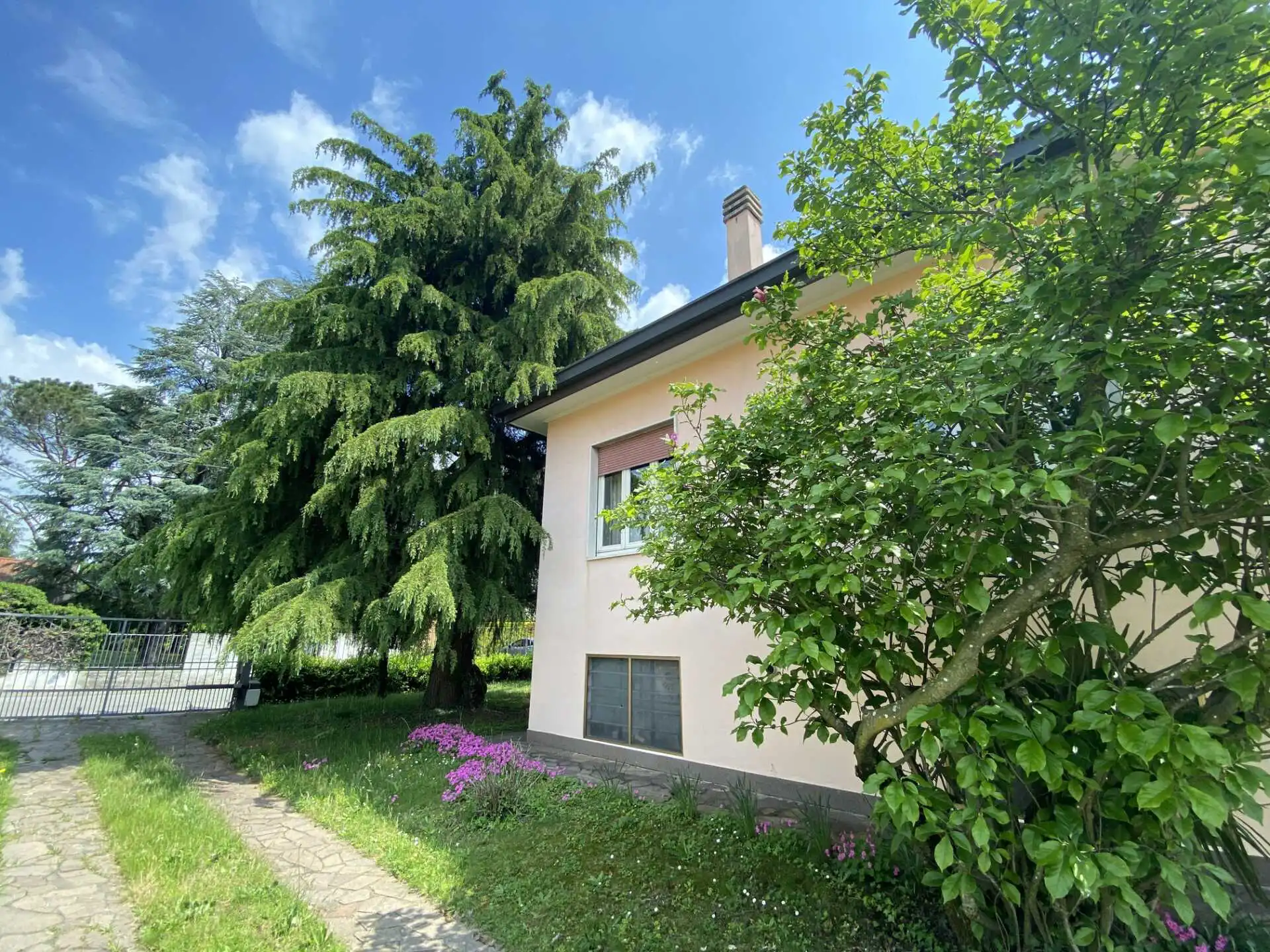 Villa singola in vendita a Bernareggio con terreno edificabile (2)