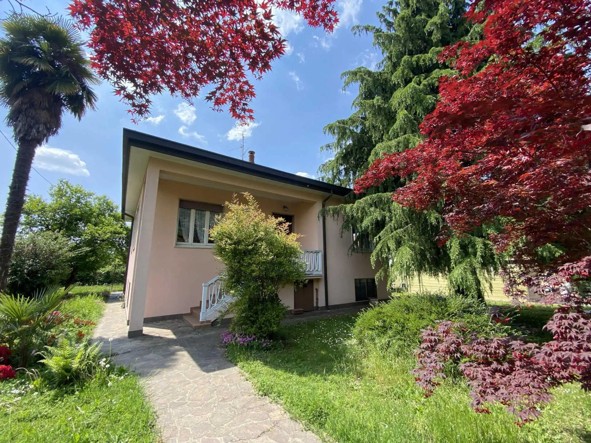Villa singola in vendita a Bernareggio con terreno edificabile (4)