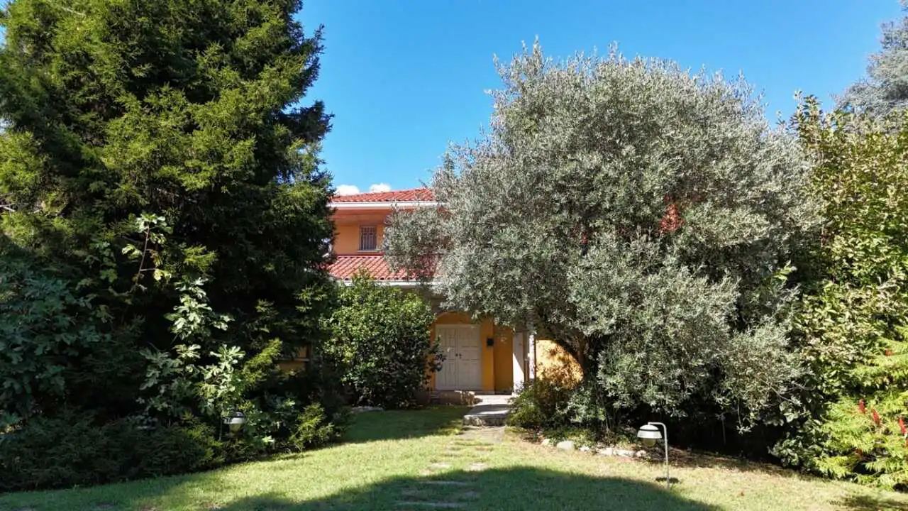 villa-con-piscina-in-vendita-a-monguzzo-como-agenzia-immobiliare-casa&style-immobiliare-milano-brianza (1)