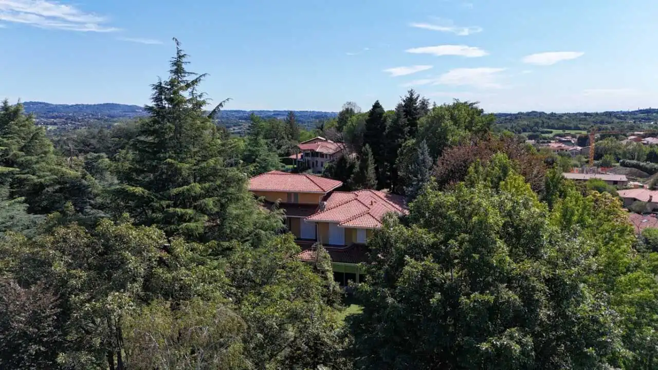 villa-con-piscina-in-vendita-a-monguzzo-como-agenzia-immobiliare-casa&style-immobiliare-milano-brianza (12)