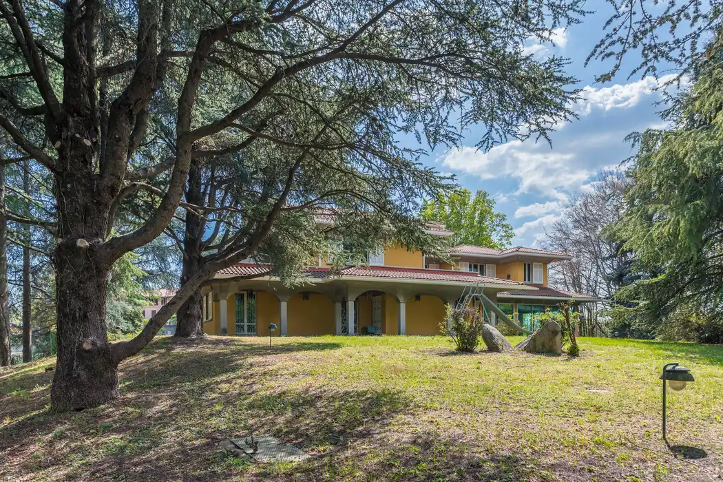 villa-con-piscina-in-vendita-a-monguzzo-como-agenzia-immobiliare-casa&style-immobiliare-milano-brianza (13)