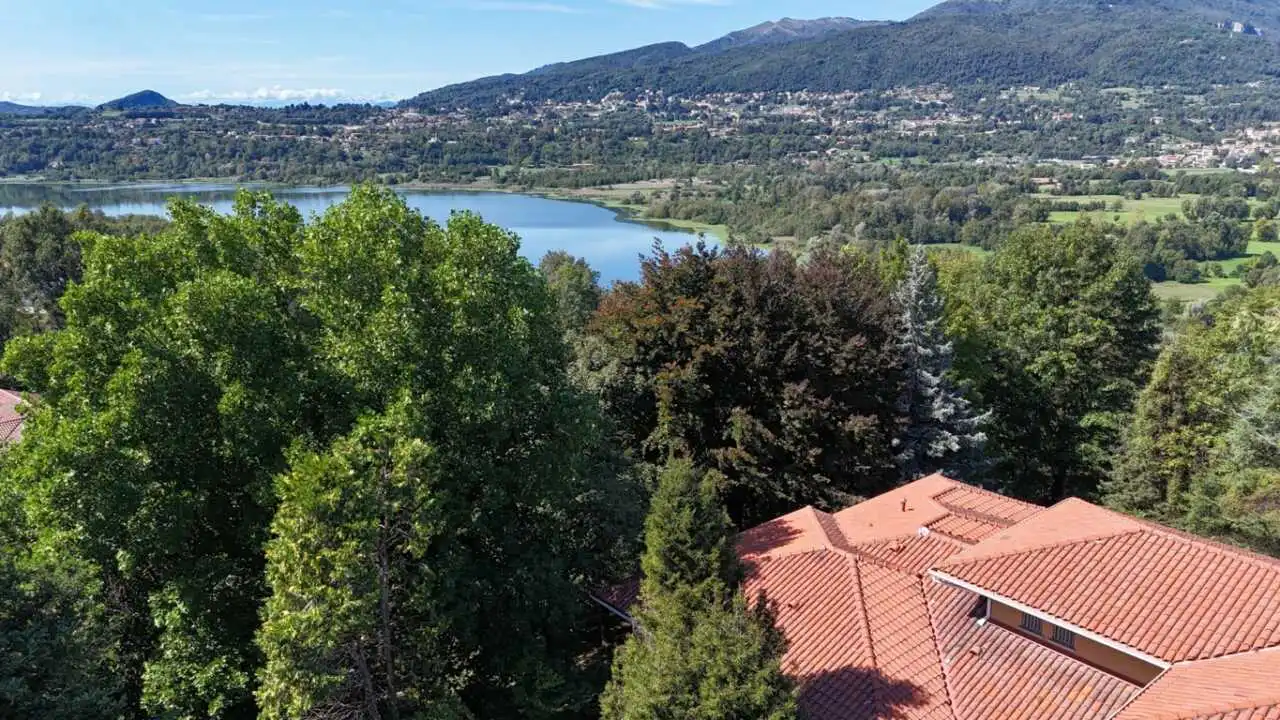 villa-con-piscina-in-vendita-a-monguzzo-como-agenzia-immobiliare-casa&style-immobiliare-milano-brianza (25)