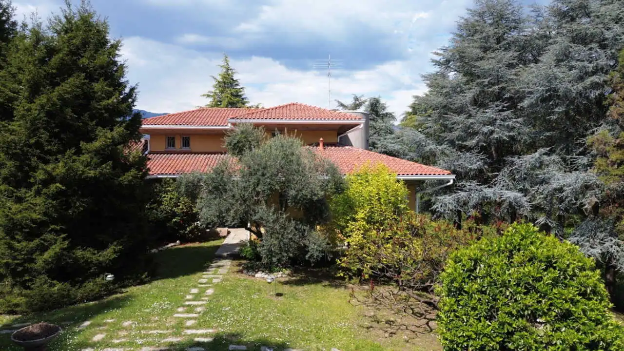 villa-con-piscina-in-vendita-a-monguzzo-como-agenzia-immobiliare-casa&style-immobiliare-milano-brianza (26)