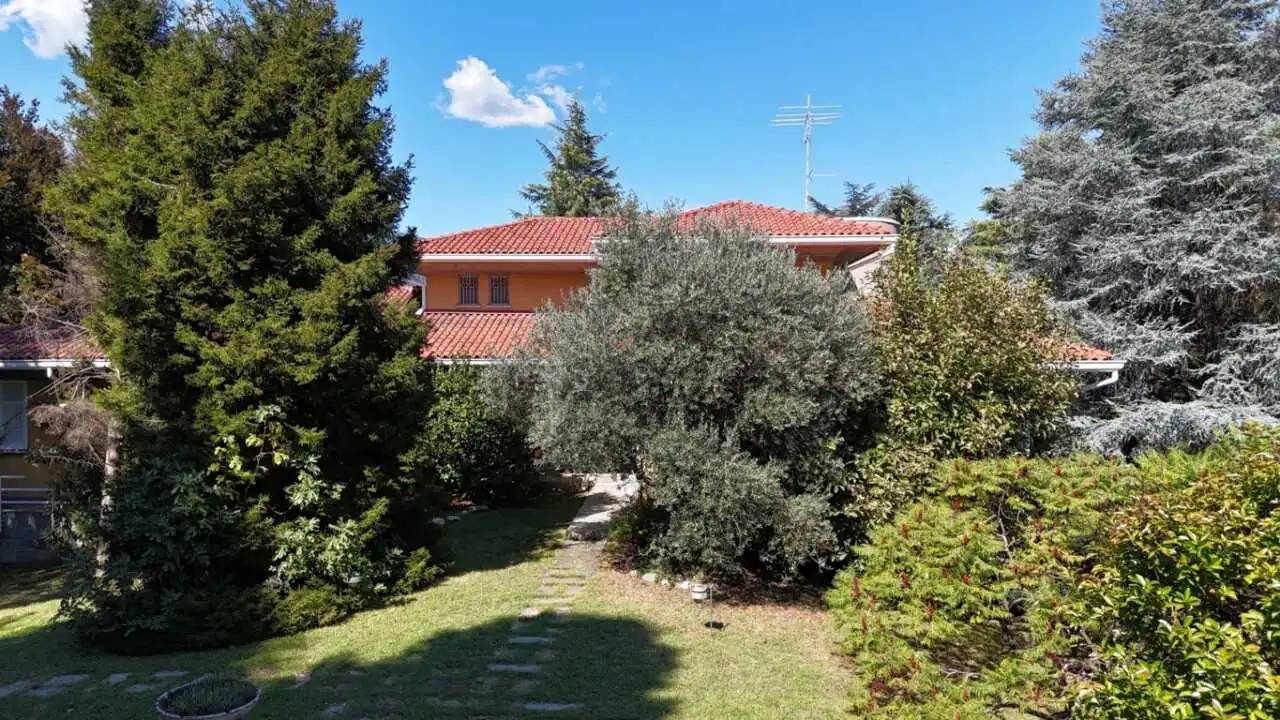 villa-con-piscina-in-vendita-a-monguzzo-como-agenzia-immobiliare-casa&style-immobiliare-milano-brianza (29)