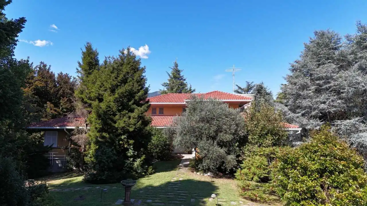 villa-con-piscina-in-vendita-a-monguzzo-como-agenzia-immobiliare-casa&style-immobiliare-milano-brianza (3)