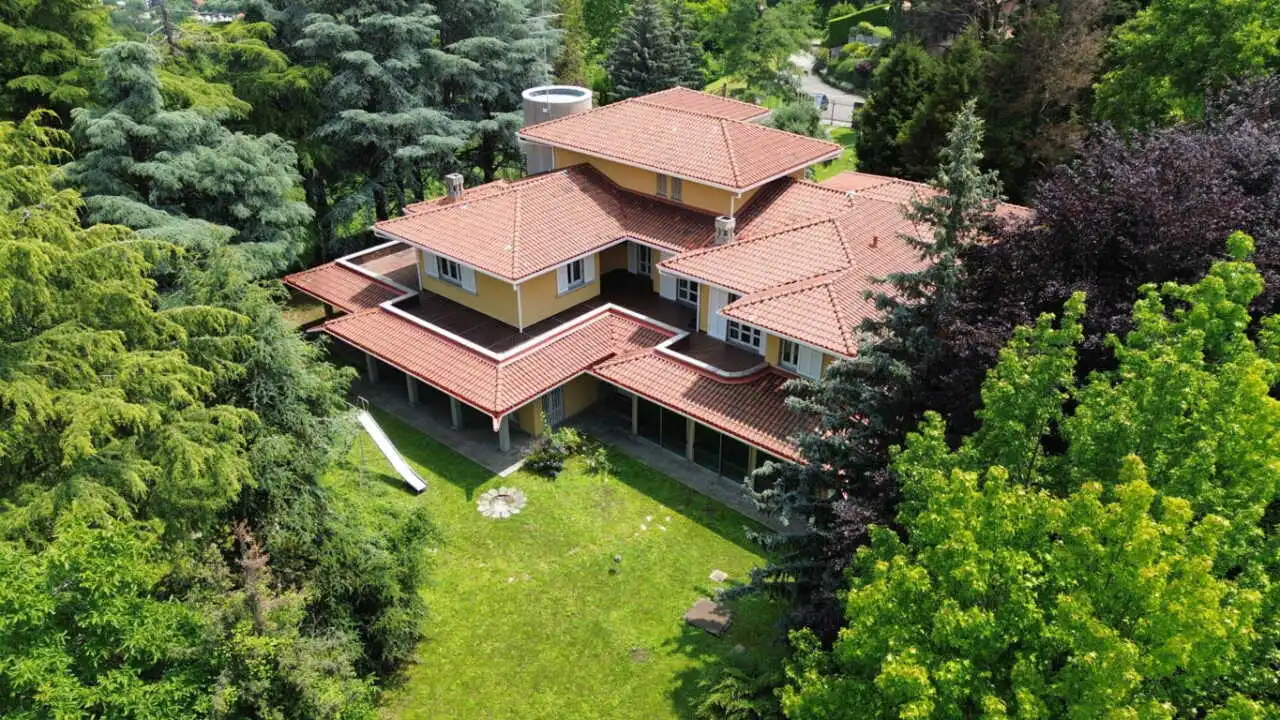 villa-con-piscina-in-vendita-a-monguzzo-como-agenzia-immobiliare-casa&style-immobiliare-milano-brianza (8)